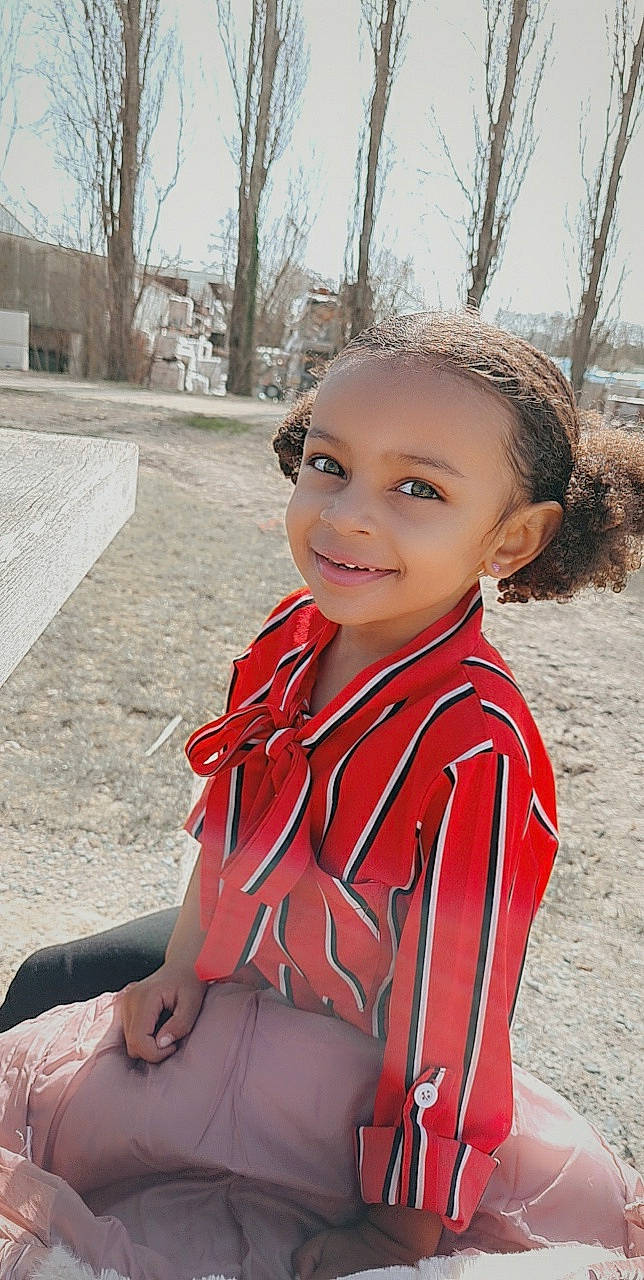 Chahines participe au concours pour gagner de l'argent avec cette photo : blond, child, chin, cool, eye, eyebrow, facial_expression, fashion_design, flash_photography, hair, happy, head, jewellery, joy, lip, long_hair, neck, person, skin, smile