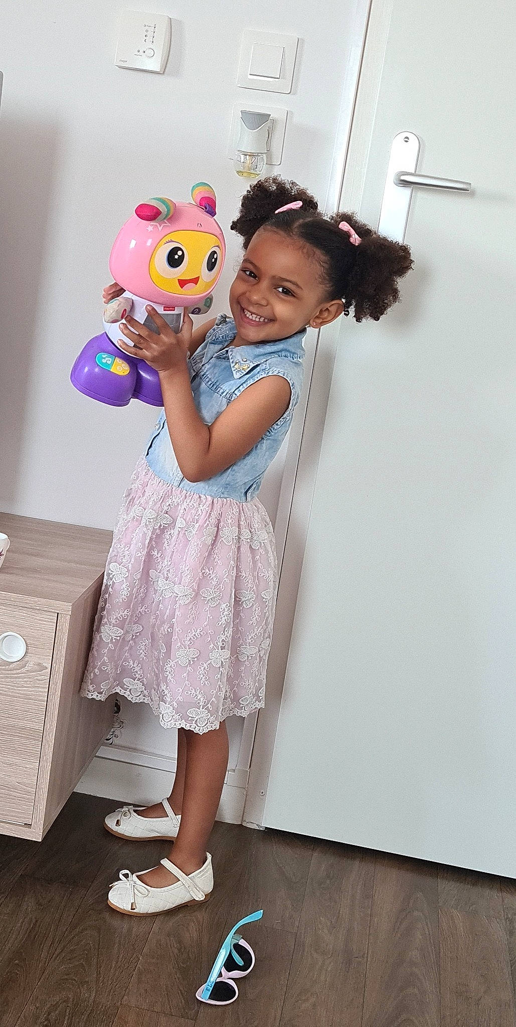 Chahines participe au concours pour gagner de l'argent avec cette photo : cabinetry, drawer, dress, eye, facial_expression, fashion, gesture, happy, headgear, joint, joy, magenta, one_piece_garment, person, pink, purple, shoe, skin, smile, standing