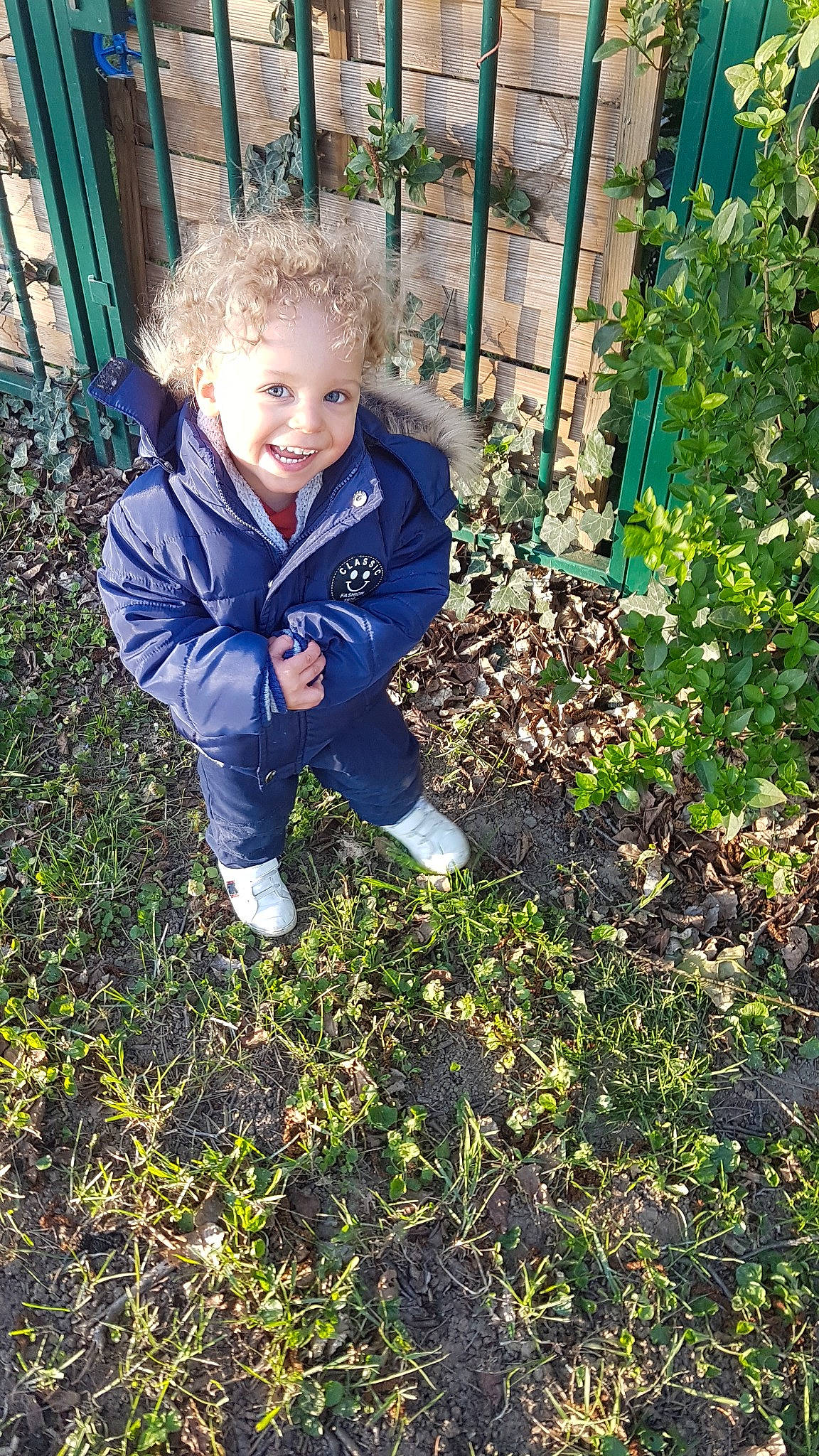 Adonis a rejoint le concours — aidez-le/la à gagner de superbes lots ! annual_plant, baby_toddler_clothing, child, electric_blue, fence, fun, garden, gardening, grass, groundcover, happy, head, jacket, joy, people_in_nature, person, plant, shrub, smile, soil