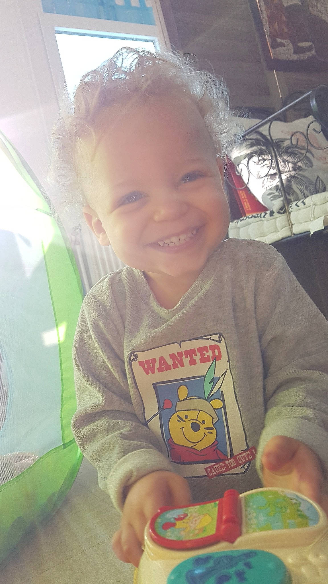 Adonis participe au concours pour gagner de l'argent avec cette photo : baby, baby_products, baby_toddler_clothing, candy, child, confectionery, food_additive, joy, laugh, person, play, sweetness, toddler