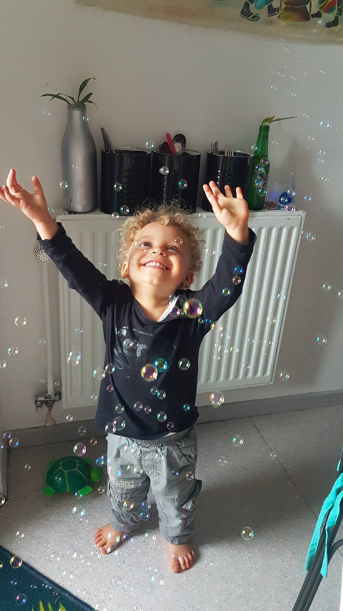 Adonis a rejoint le concours — aidez-le/la à gagner de superbes lots ! baby_toddler_clothing, child, event, finger, flash_photography, fun, gesture, happy, joint, joy, kitchen_appliance, pattern, person, play, room, sleeve, smile, standing, t_shirt, thumb