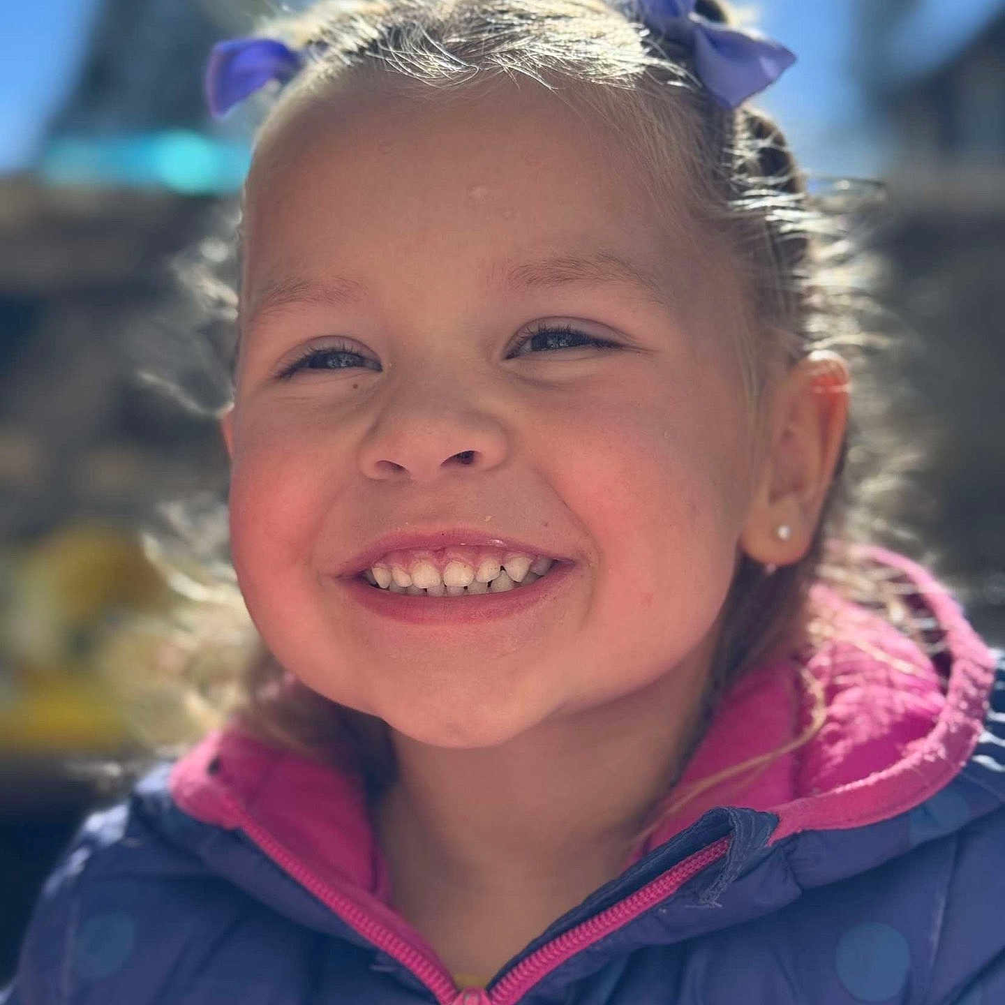 Tyssia a rejoint le concours — aidez-le/la à gagner de superbes lots ! accessories, bodypart, child, clothing, coat, earring, face, female, girl, happy, head, jacket, jewelry, mouth, person, photography, portrait, purple, smile, teeth