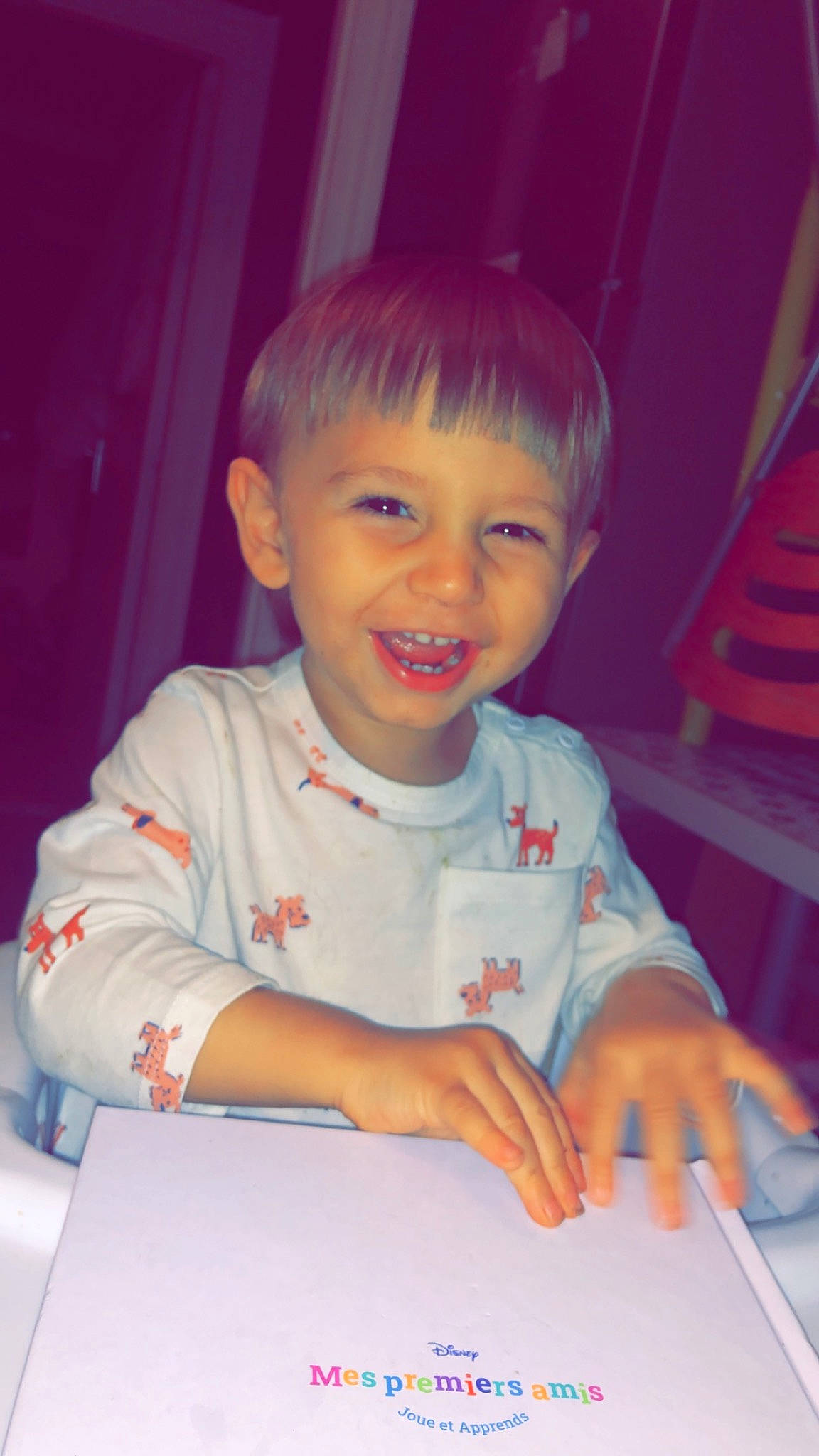 Milo a rejoint le concours — aidez-le/la à gagner de superbes lots ! bangs, chair, cheek, child, chin, electric_blue, eyebrow, facial_expression, finger, forehead, fun, happy, joy, nose, person, sitting, sleeve, smile, t_shirt, table