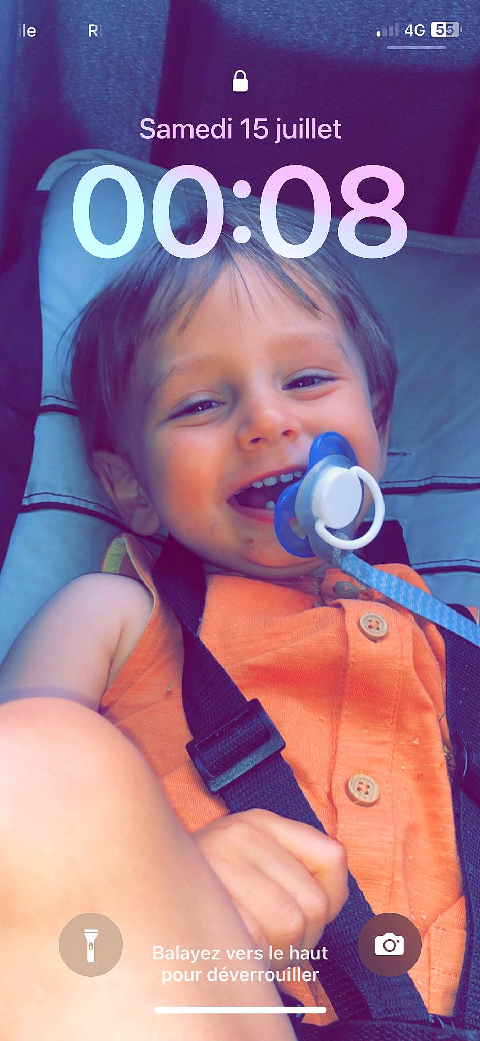 Milo participe au concours pour gagner de l'argent avec cette photo : audio_equipment, baby, cheek, child, chin, eye, eyelash, facial_expression, fun, gesture, hairstyle, happy, hearing, iris, joy, microphone, mouth, nose, person, skin