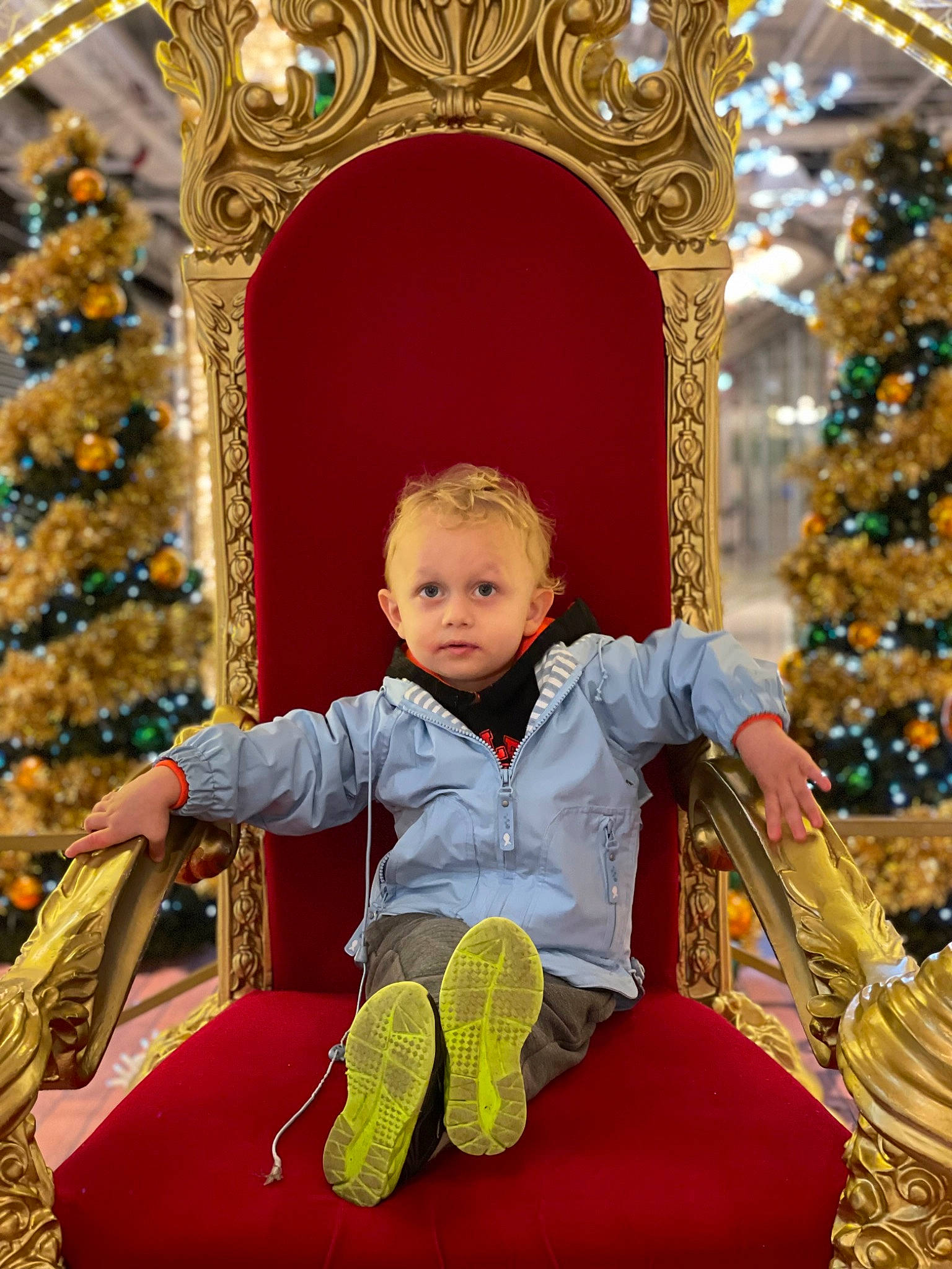 Hamza a rejoint le concours — aidez-le/la à gagner de superbes lots ! baby_toddler_clothing, child, christmas_decoration, christmas_ornament, christmas_tree, decoration, event, eye, fun, happy, holiday, holiday_ornament, human_body, lap, leisure, ornament, person, photograph, sleeve, snapshot