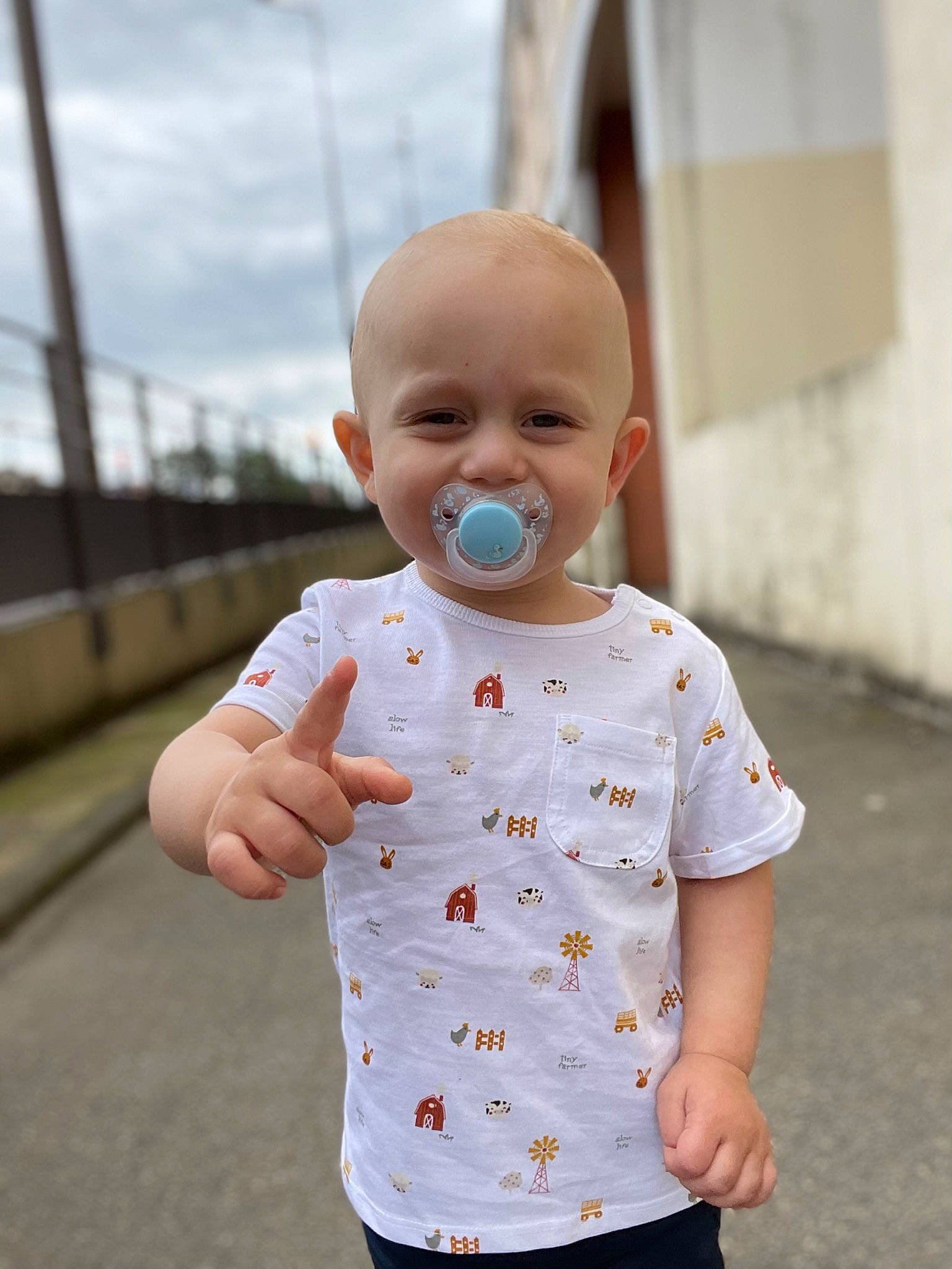 Hamza a rejoint le concours — aidez-le/la à gagner de superbes lots ! arm, baby, baby_toddler_clothing, child, cloud, eye, face, finger, fun, gesture, happy, joint, joy, nose, person, skin, sky, sleeve, smile, standing