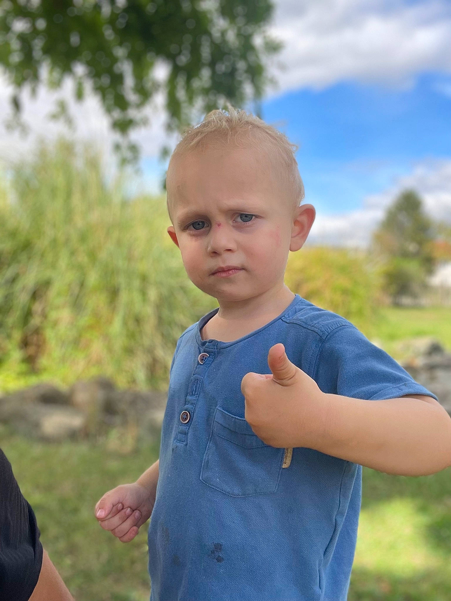 Hamza a rejoint le concours — aidez-le/la à gagner de superbes lots ! arm, baby_toddler_clothing, cloud, electric_blue, finger, gesture, grass, grass_family, grassland, hand, happy, meadow, people_in_nature, person, plant, shoulder, sky, sleeve, t_shirt, toddler