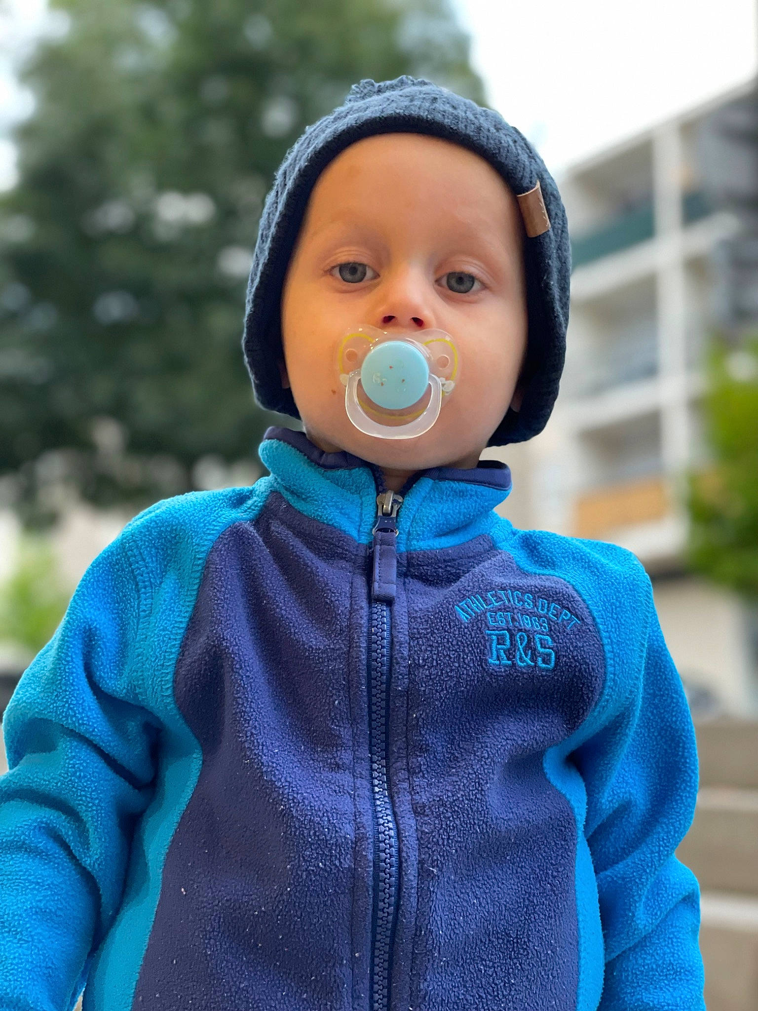 Hamza participe au concours pour gagner de l'argent avec cette photo : audio_equipment, azure, baby_toddler_clothing, child, electric_blue, face, fashion_accessory, gadget, happy, headphones, headwear, hearing, human_body, jewellery, magenta, neck, outerwear, person, personal_protective_equipment, sleeve