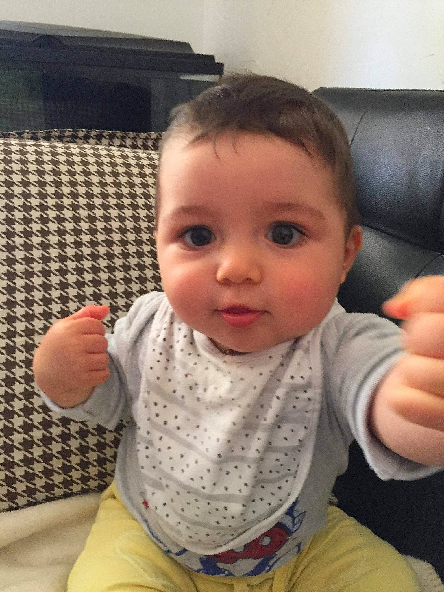 Angelino participe au concours pour gagner de l'argent avec cette photo : arm, baby, cheek, child, chin, cool, electronic_device, eye, face, finger, forehead, hand, head, iris, lip, mouth, nose, person, skin, thumb