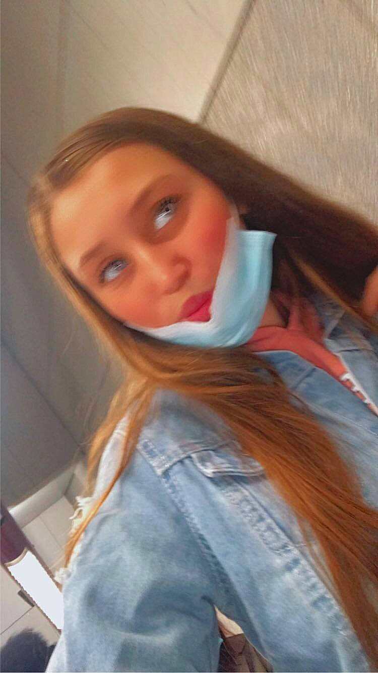 Coralie a rejoint le concours — aidez-le/la à gagner de superbes lots ! cheek, comfort, eye, eyebrow, eyelash, hair, head, iris, jacket, jaw, lip, long_hair, mouth, neck, nose, outerwear, person, skin, smile, street_fashion