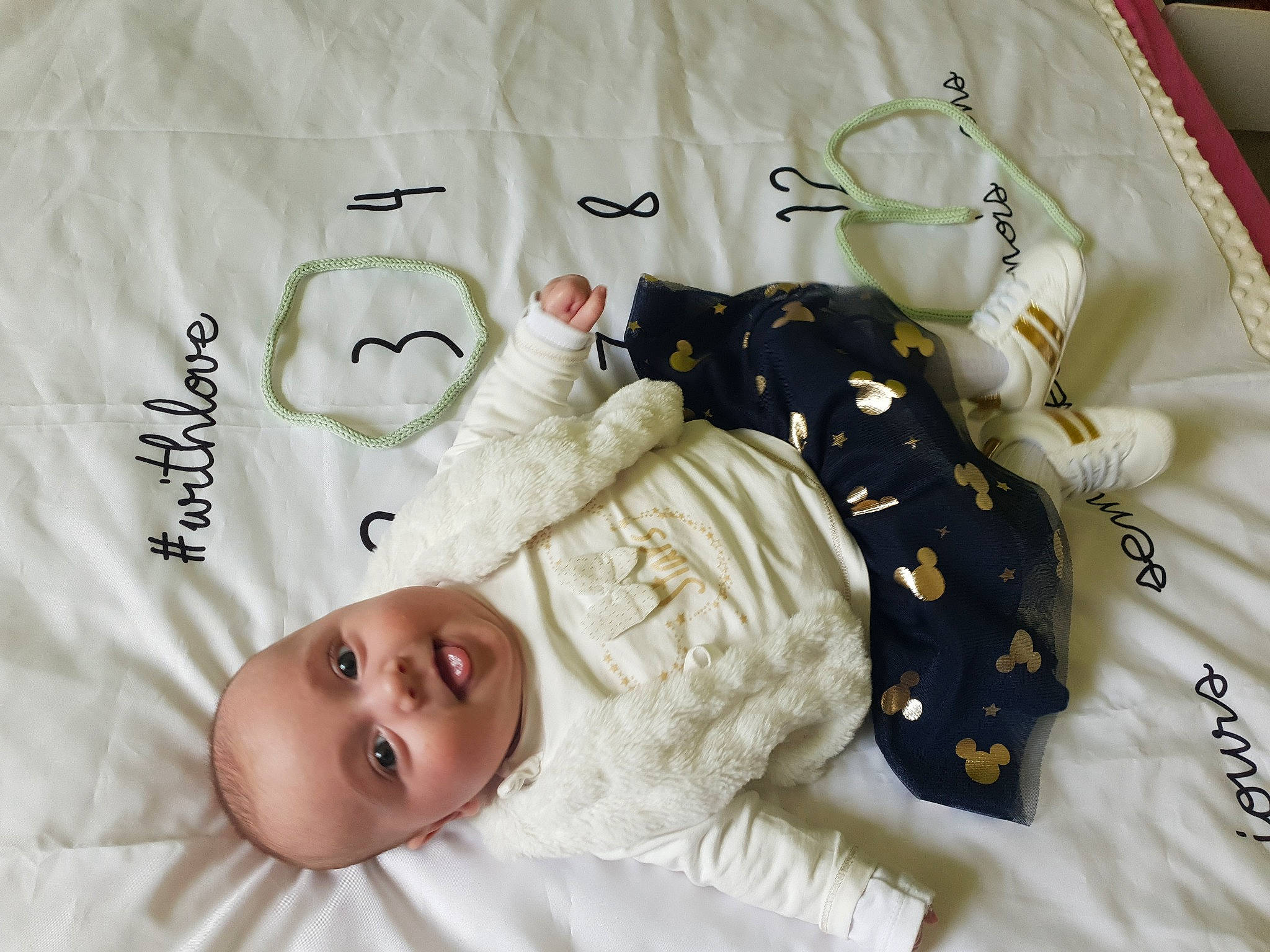 Inès participe au concours pour gagner de l'argent avec cette photo : baby, baby_products, baby_sleeping, baby_toddler_clothing, bed, bed_sheet, bedding, bedtime, child, comfort, font, happy, linens, pattern, person, room, sleeve, textile, throw_pillow, toddler