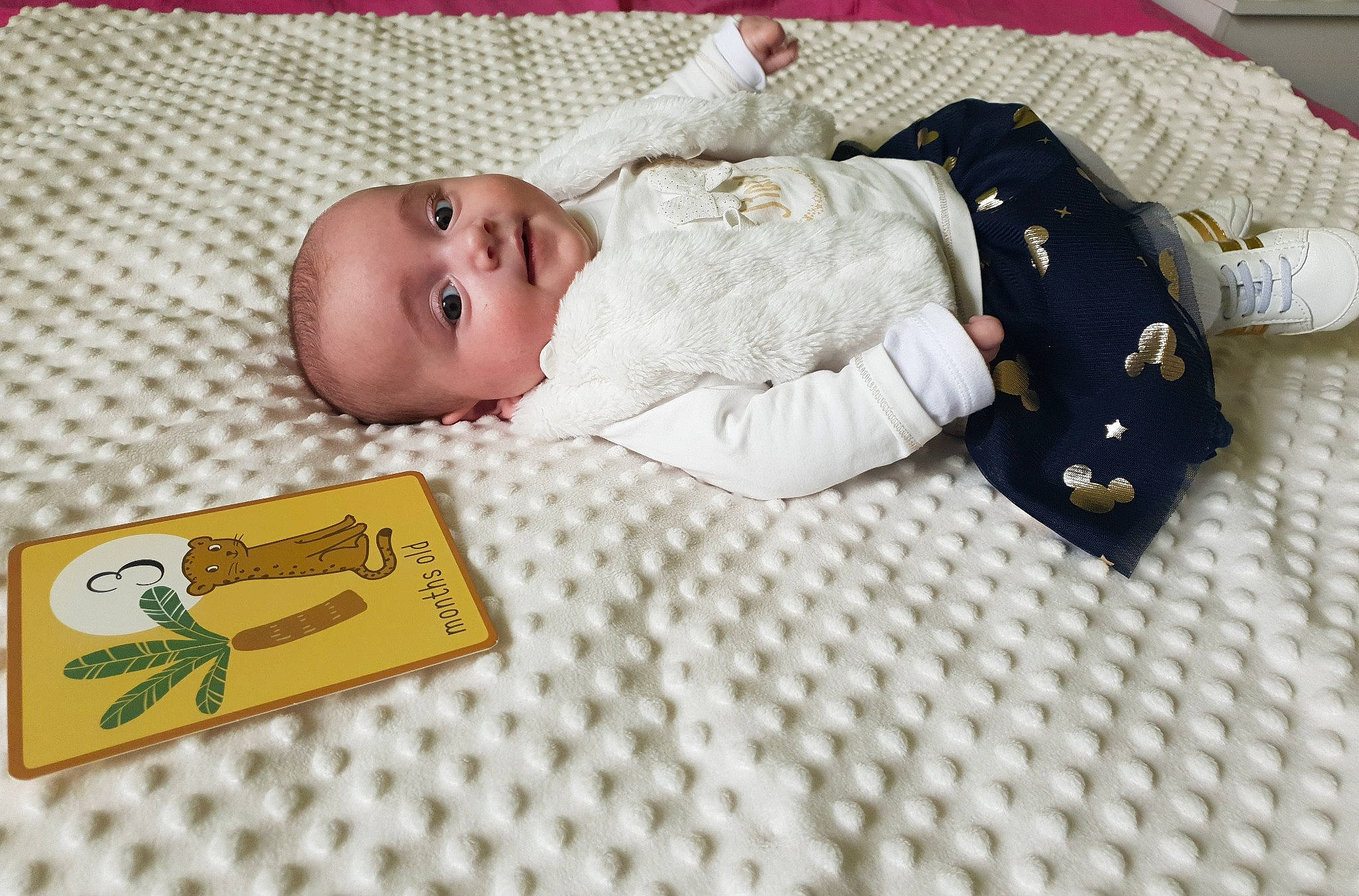 Inès participe au concours pour gagner de l'argent avec cette photo : baby, baby_products, baby_safety, baby_sleeping, baby_toddler_clothing, baby_toys, bedtime, child, comfort, happy, hat, headgear, linens, mammal, pattern, person, room, sleeve, smile, toddler