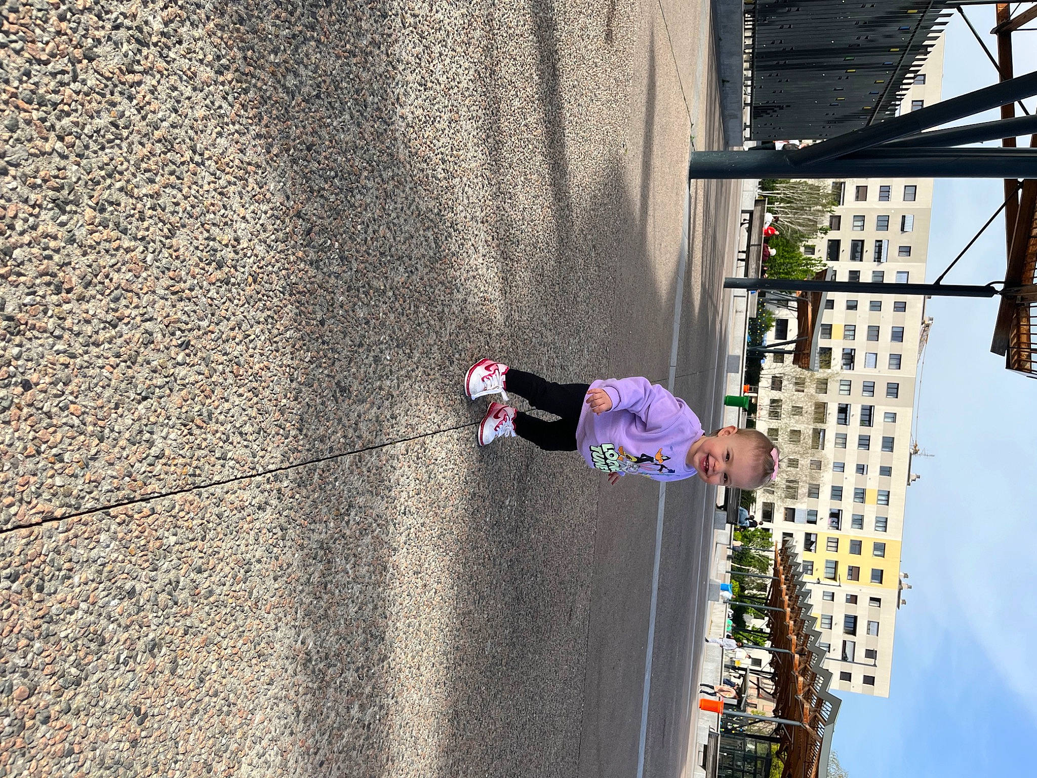 Maela a rejoint le concours — aidez-le/la à gagner de superbes lots ! adventure, asphalt, building, city, cloud, concrete, electricity, facade, fun, joy, leisure, pedestrian, person, recreation, road, road_surface, shadow, sidewalk, sky, street