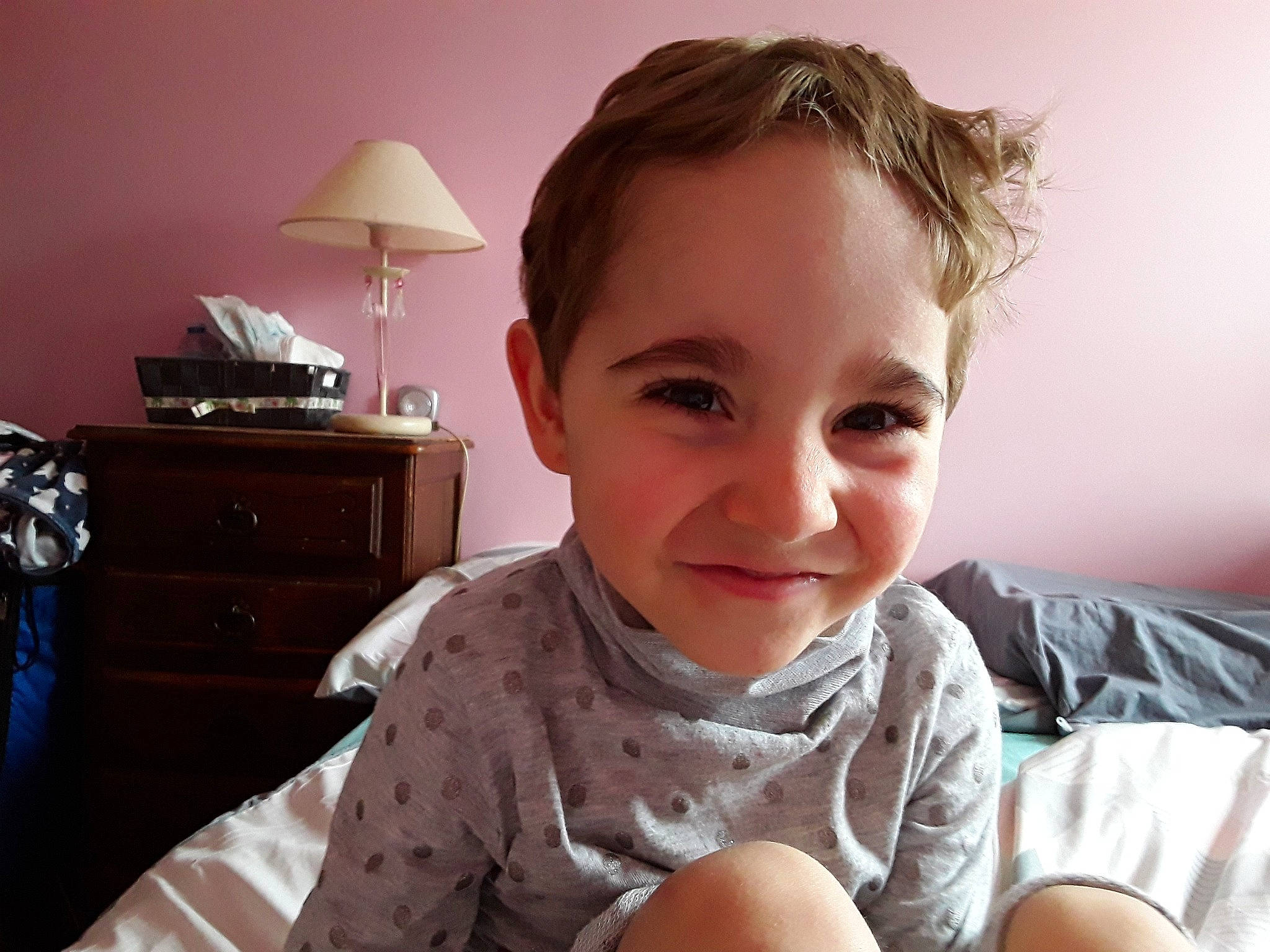 Océane participe au concours pour gagner de l'argent avec cette photo : baby, baby_toddler_clothing, cabinetry, cheek, chest_of_drawers, child, comfort, drawer, dresser, eyelash, home_accessories, joy, lamp, lampshade, lighting_accessory, linens, nightstand, nose, person, room