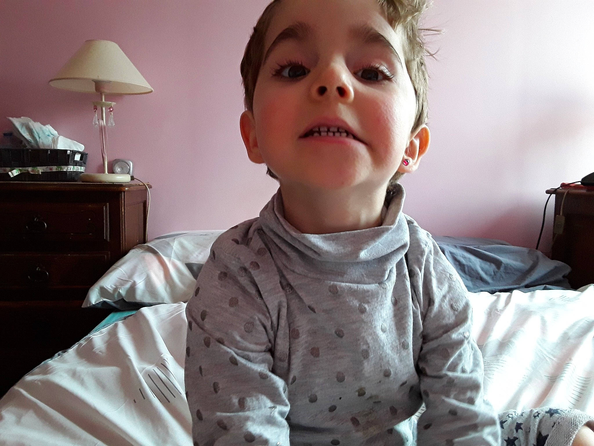 Océane a rejoint le concours — aidez-le/la à gagner de superbes lots ! baby, baby_toddler_clothing, bed_sheet, bedroom, cabinetry, cheek, chest_of_drawers, child, drawer, dresser, ear, eyelash, home_accessories, lamp, lampshade, lighting_accessory, linens, nightstand, person, room