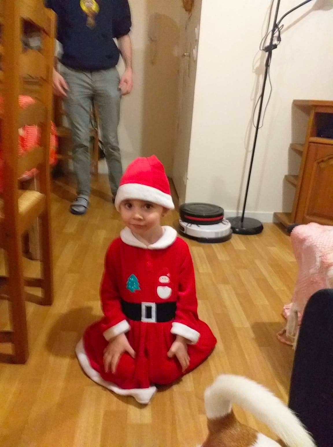 Océane participe au concours pour gagner de l'argent avec cette photo : baby, baby_toddler_clothing, cabinetry, child, costume, costume_accessory, fictional_character, floor, flooring, fur, hardwood, headwear, laminate_flooring, person, play, shelf, sock, toddler, varnish, wood