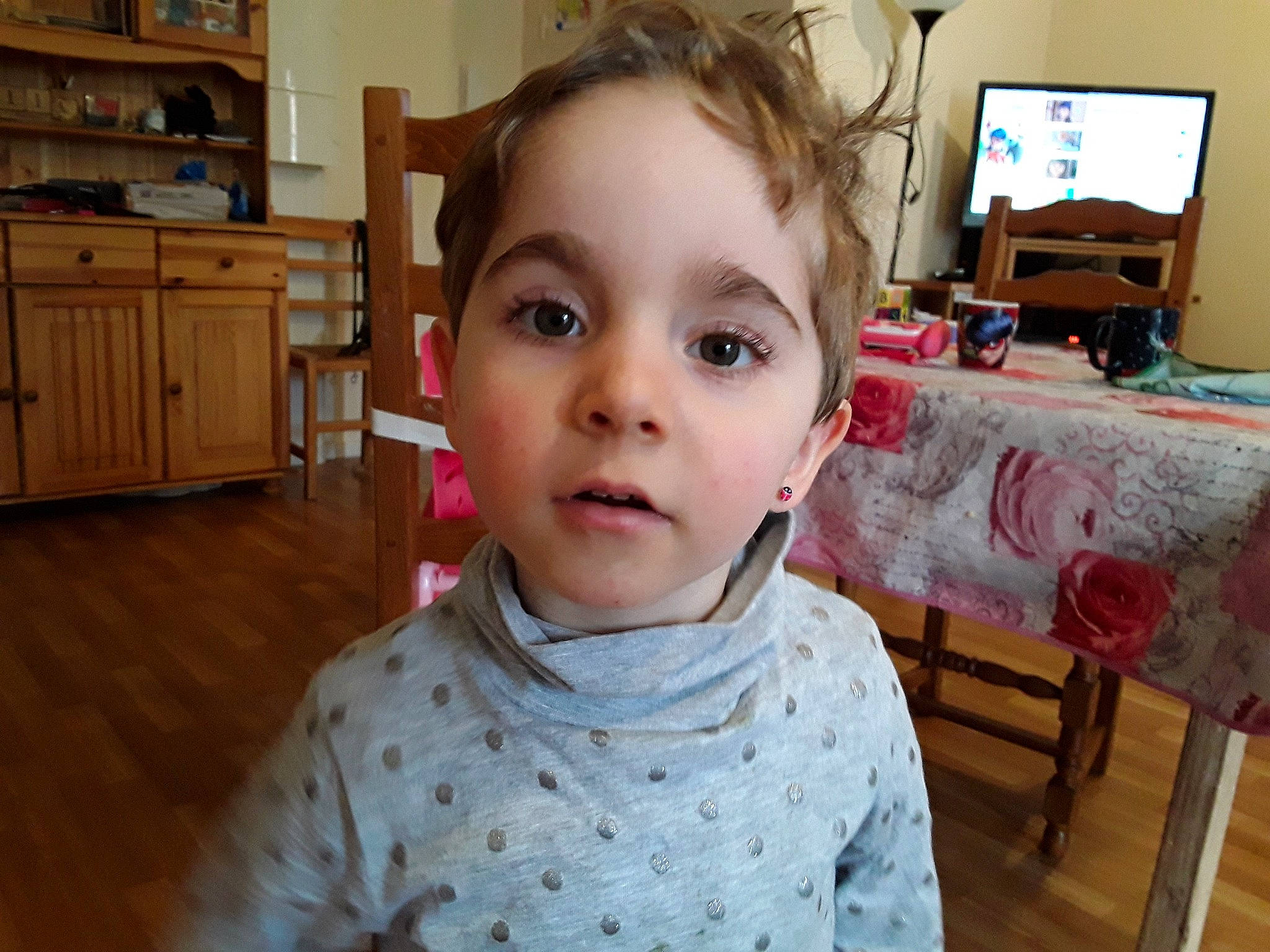 Océane a rejoint le concours — aidez-le/la à gagner de superbes lots ! baby_toddler_clothing, cabinetry, cheek, child, cupboard, display_device, drawer, ear, eye, eyebrow, eyelash, flat_panel_display, hardwood, iris, nose, person, room, sleeve, toddler, wood