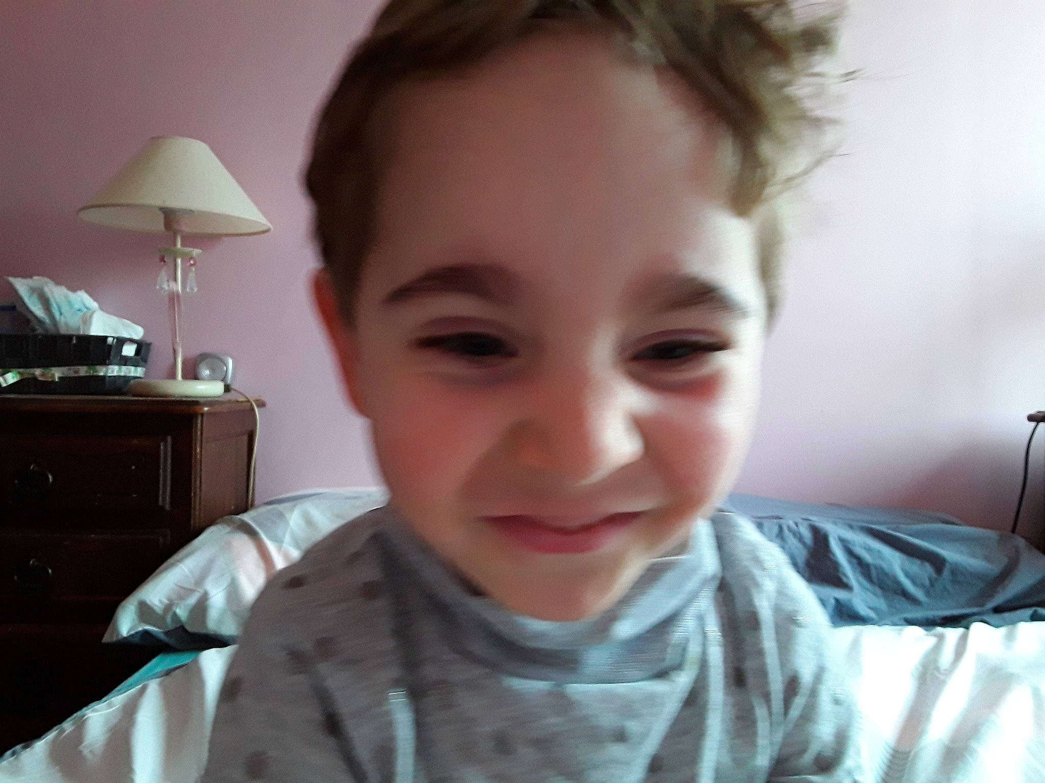 Océane a rejoint le concours — aidez-le/la à gagner de superbes lots ! cabinetry, cheek, chest_of_drawers, chin, drawer, dresser, ear, eyebrow, eyelash, forehead, home_accessories, jaw, joy, lamp, lampshade, lip, nightstand, nose, person, selfie