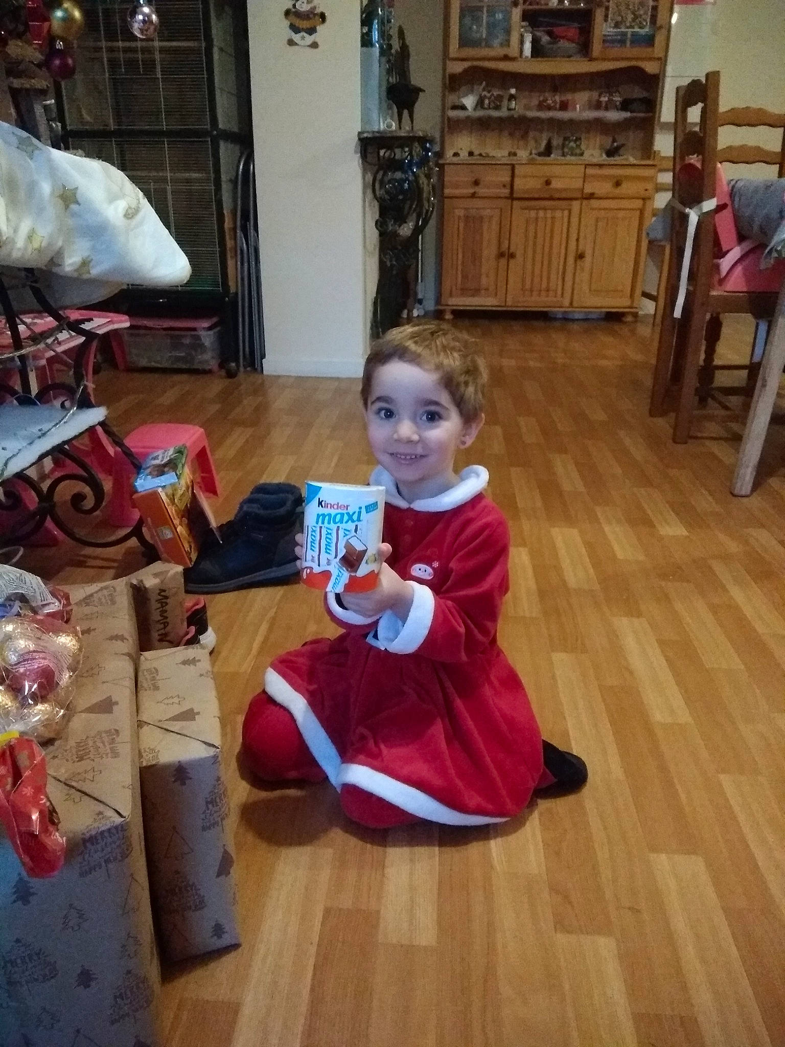 Océane participe au concours pour gagner de l'argent avec cette photo : baby_toddler_clothing, bookcase, cabinetry, cupboard, door, drawer, floor, flooring, hardwood, home, joy, laminate_flooring, person, picture_frame, plastic_bag, shelf, television, toddler, varnish, wood