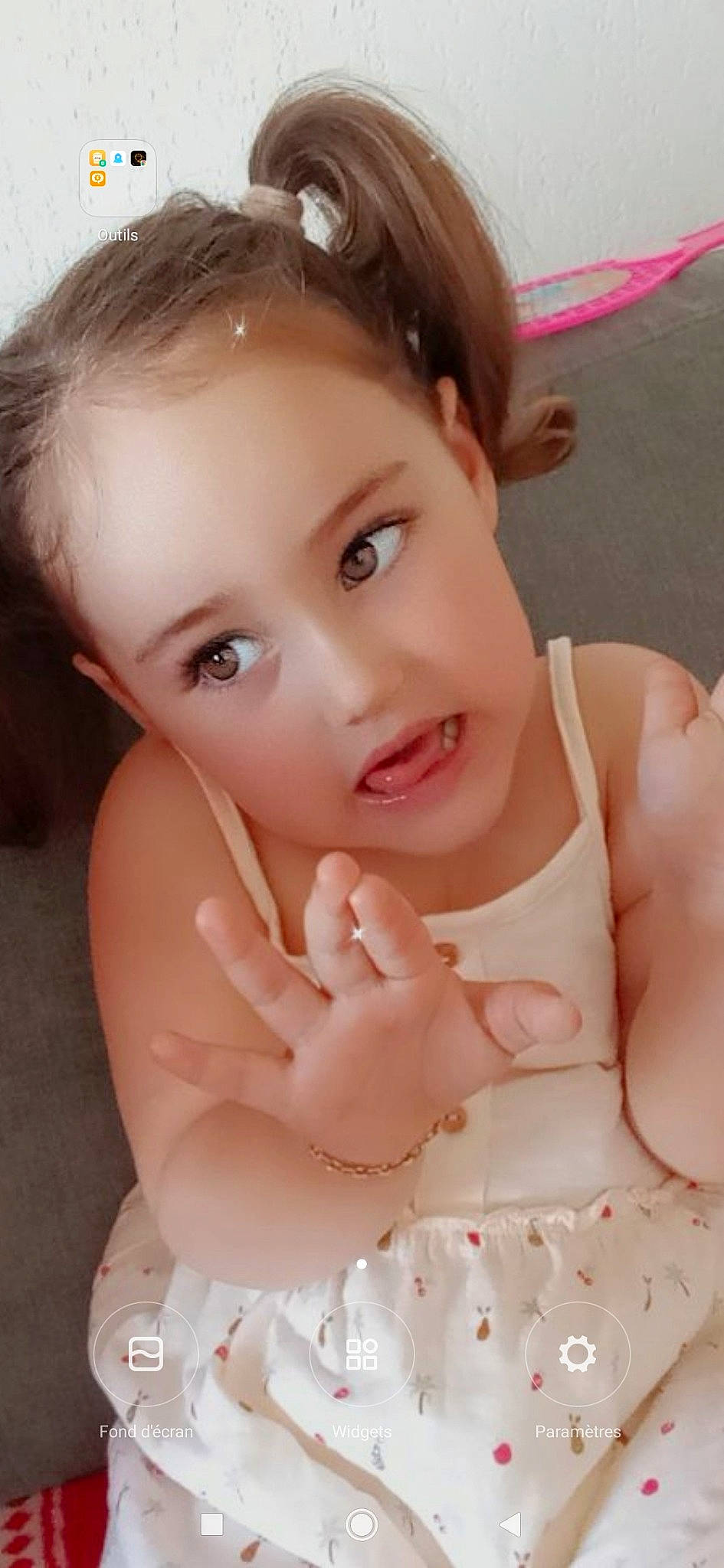 Inès a rejoint le concours — aidez-le/la à gagner de superbes lots ! arm, cheek, eye, eyebrow, eyelash, facial_expression, finger, gesture, hair, hand, happy, head, iris, lip, muscle, neck, person, pink, shoulder, skin