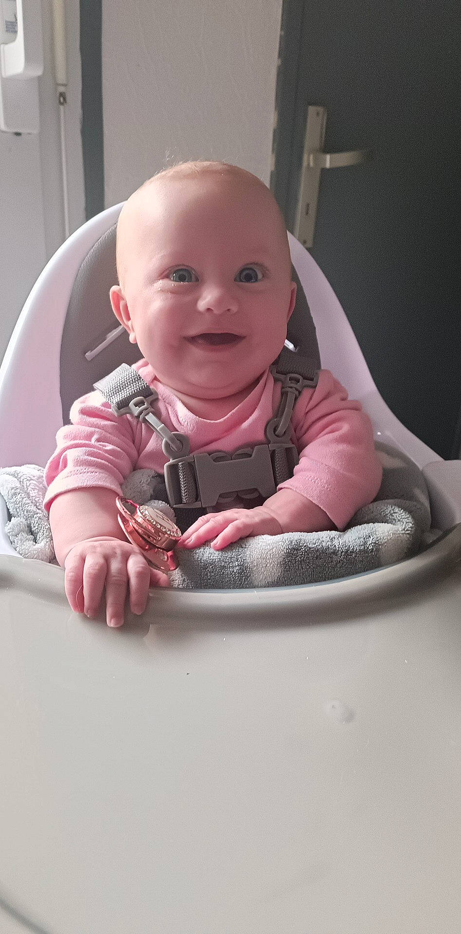 Haykinna participe au concours pour gagner de l'argent avec cette photo : baby, baby_products, baby_safety, baby_toddler_clothing, carmine, cheek, child, circle, comfort, finger, fun, happy, iris, joy, laugh, nose, person, sitting, sleeve, smile