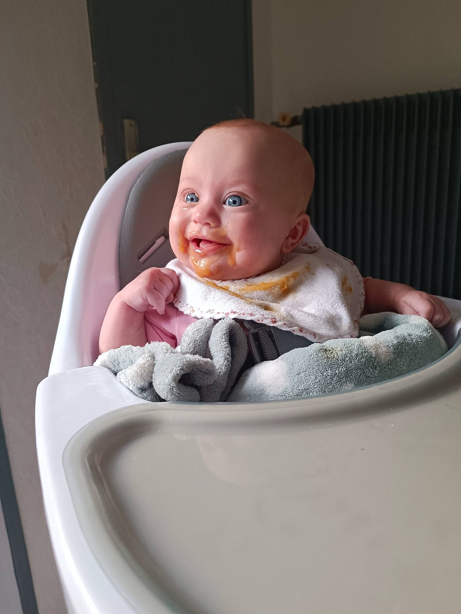 Haykinna participe au concours pour gagner de l'argent avec cette photo : baby, baby_products, baby_safety, baby_toddler_clothing, bathing, cheek, child, comfort, dishware, laundry_room, linens, person, plumbing_fixture, product, rectangle, room, serveware, sitting, smile, toddler