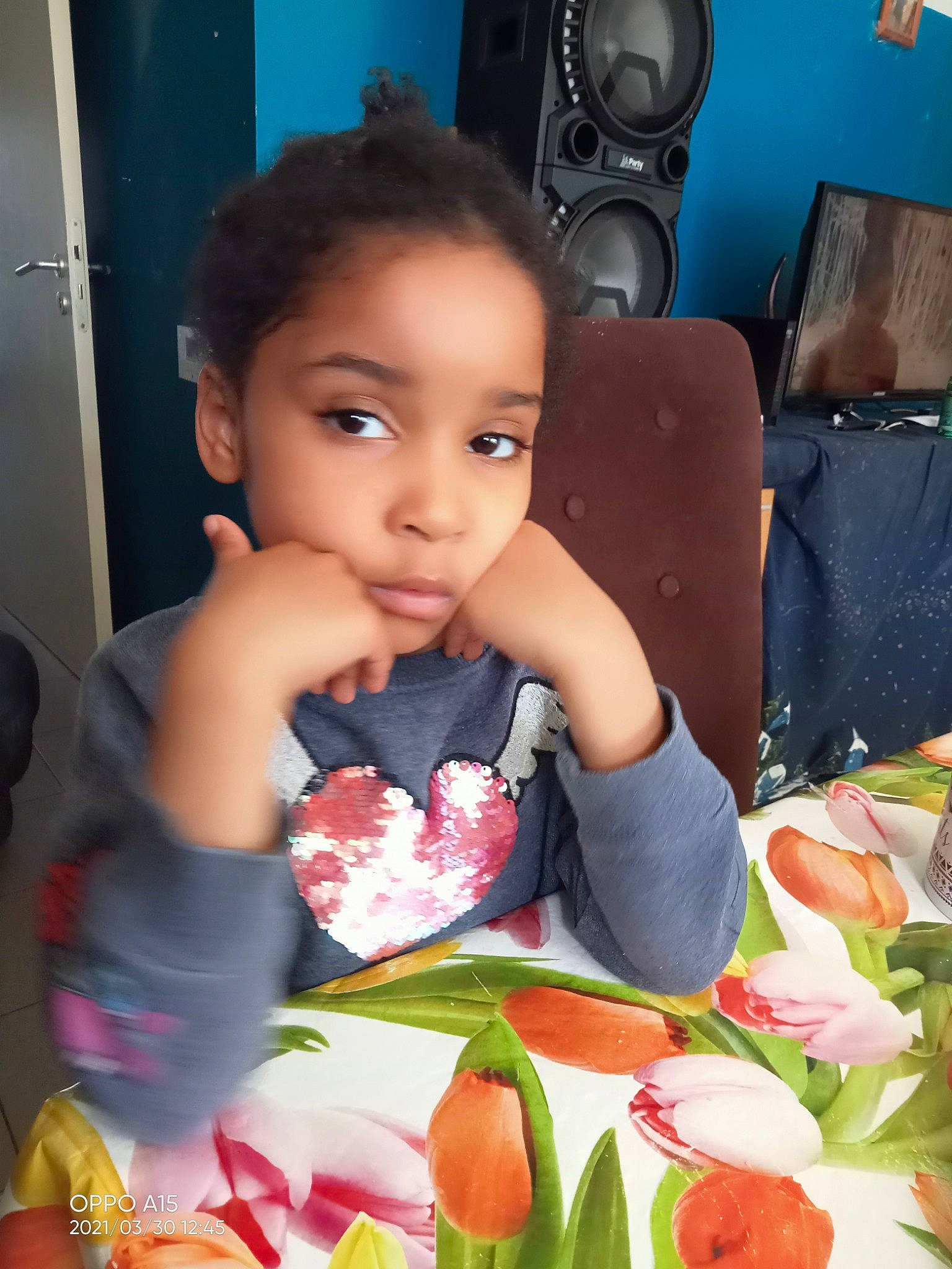 Brenda participe au concours pour gagner de l'argent avec cette photo : beauty, bouquet, carmine, cut_flowers, floral_design, floristry, flower, flower_arranging, flowering_plant, happy, mechanical_fan, nail, person, petal, plant, room, rose, rose_family, sweetness, textile