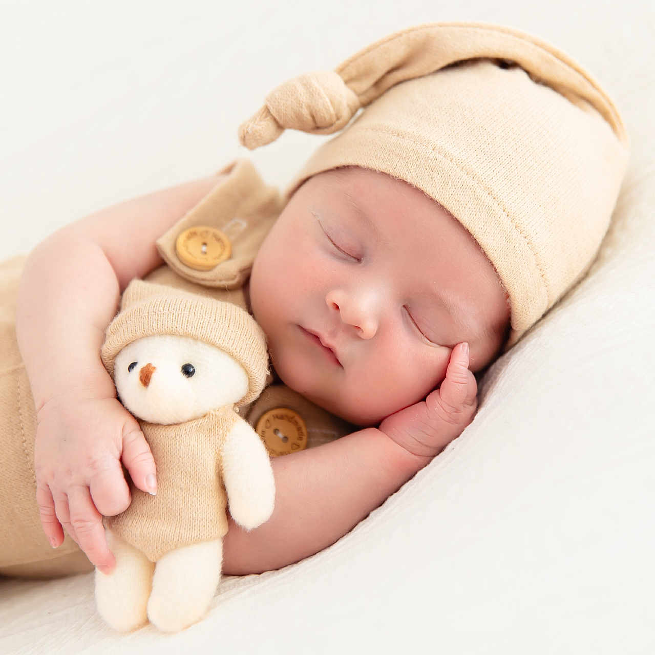 Arès a rejoint le concours — aidez-le/la à gagner de superbes lots ! baby, blanket, bodypart, bonnet, cap, clothing, face, finger, hand, happy, hat, head, newborn, person, photography, portrait, sleeping, smile, teddybear, toy