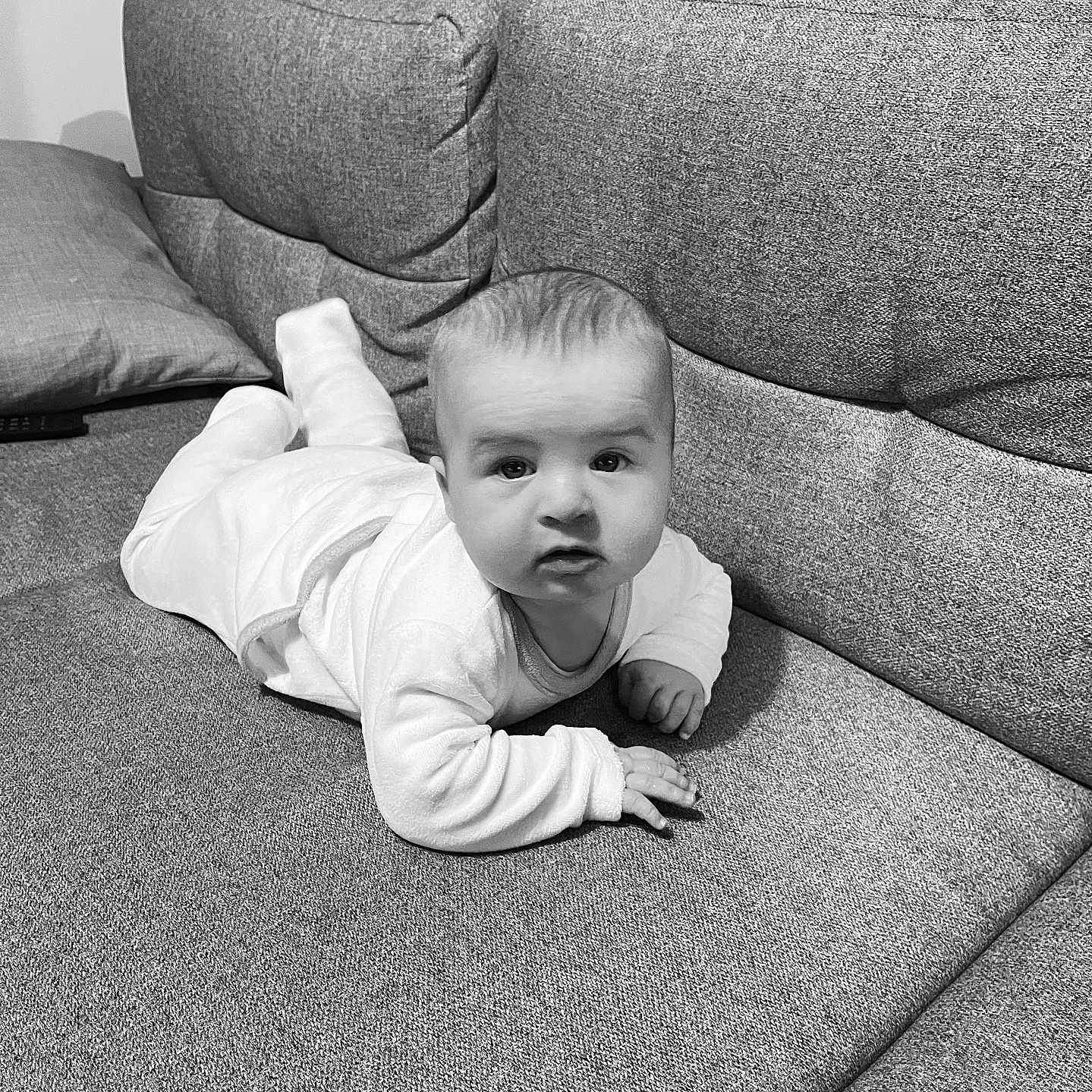 Kaëlys a rejoint le concours — aidez-le/la à gagner de superbes lots ! architecture, baby, bodypart, building, chair, couch, crawling, cushion, face, finger, furniture, hand, head, homedecor, indoors, livingroom, person, photography, portrait, room