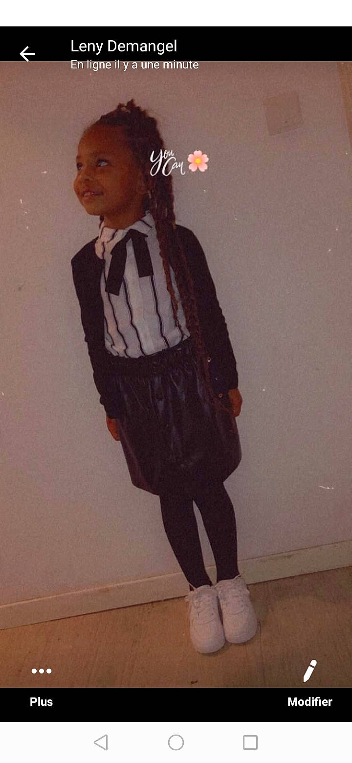 Noéline participe au concours pour gagner de l'argent avec cette photo : blazer, clothing, fashion, formal_wear, joy, outerwear, person, school_uniform, shoe, uniform