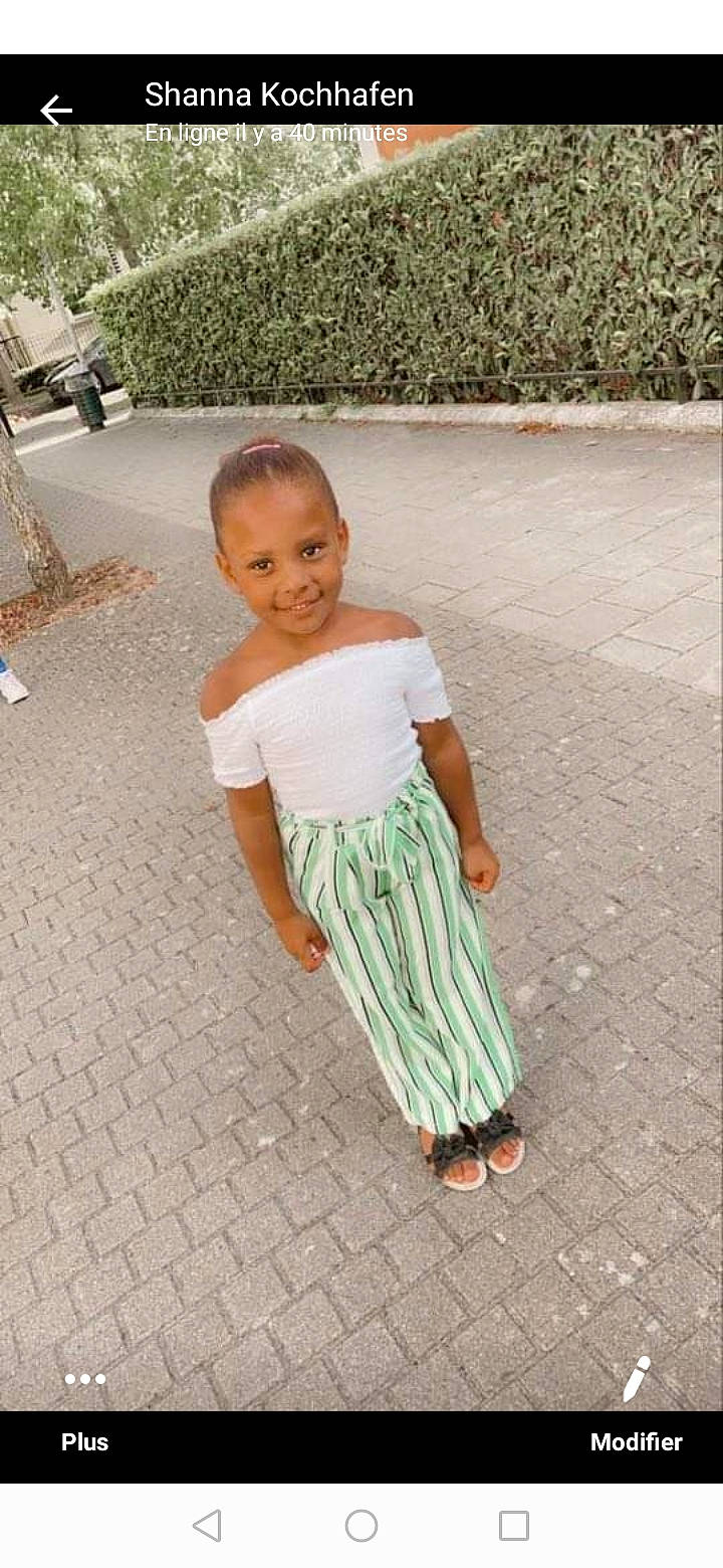 Noéline a rejoint le concours — aidez-le/la à gagner de superbes lots ! child, dress, floor, green, joy, person, smile, toddler, vacation