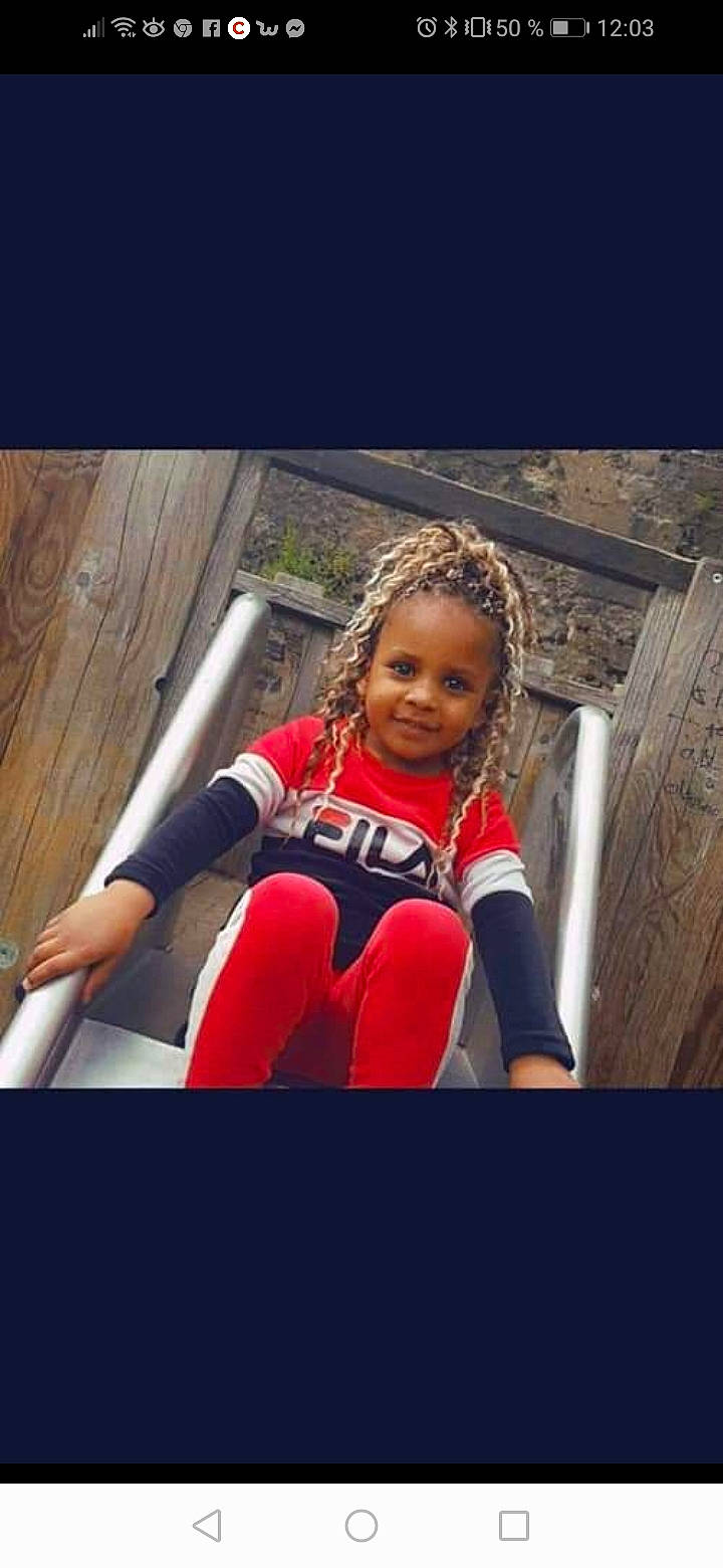 Noéline participe au concours pour gagner de l'argent avec cette photo : arm, beauty, child, child_model, cool, happy, human, joy, person, personal_protective_equipment, photo_shoot, photography, play, sitting, smile, sportswear, t_shirt, team, toddler