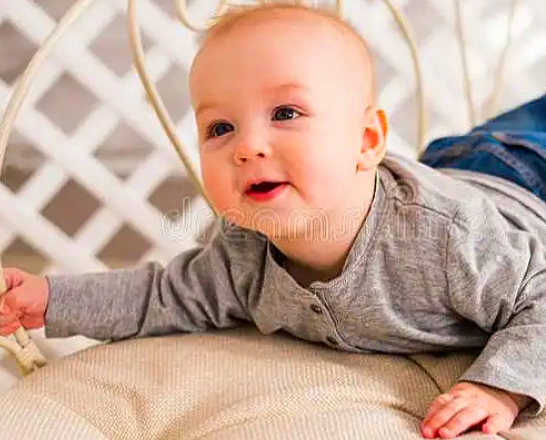 Kéo a rejoint le concours — aidez-le/la à gagner de superbes lots ! baby, baby_toddler_clothing, cheek, child, chin, comfort, face, facial_expression, flooring, happy, head, mouth, nose, pattern, person, product, skin, sleeve, smile, toddler