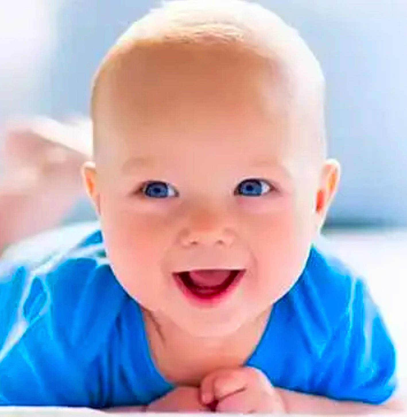 Kéo a rejoint le concours — aidez-le/la à gagner de superbes lots ! azure, baby, baby_laughing, baby_making_funny_faces, baby_playing_with_toys, baby_toddler_clothing, cheek, child, finger, fun, gesture, happy, human_body, mouth, nose, person, skin, sleeve, smile, toddler