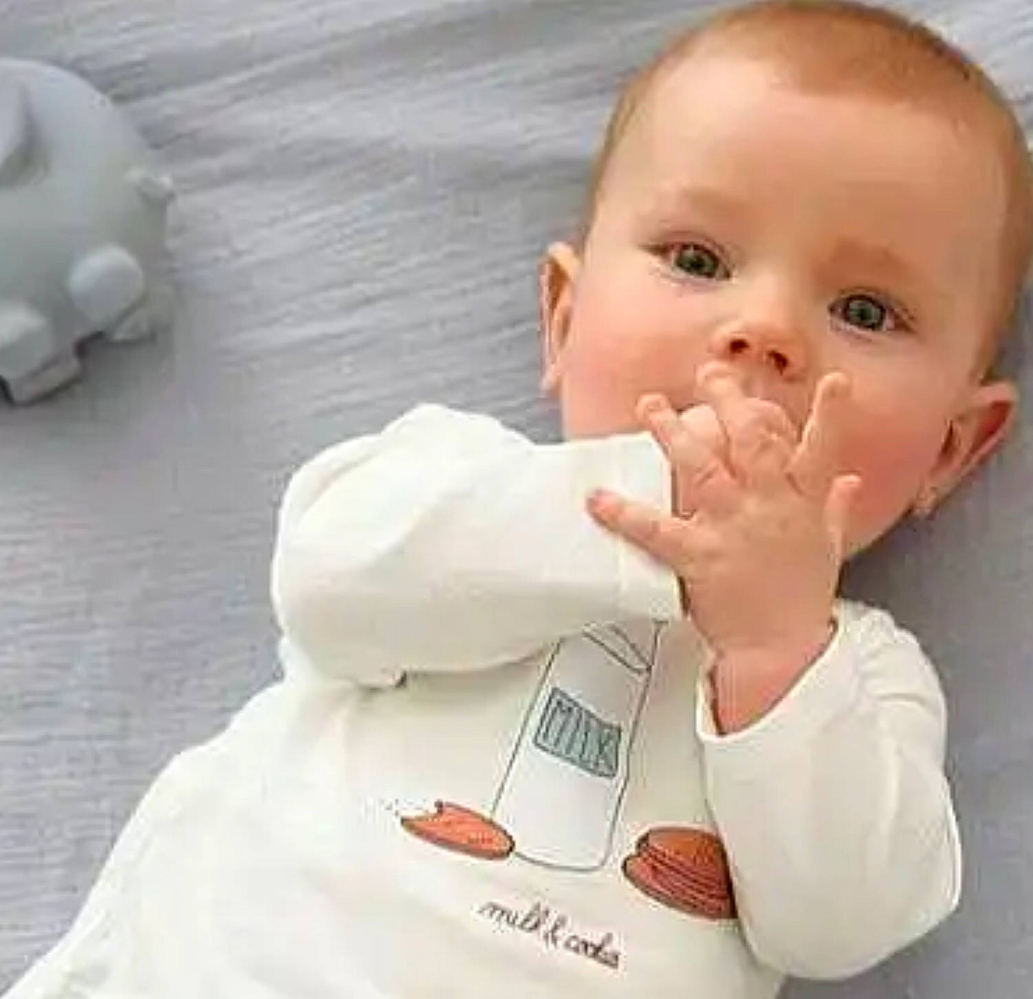 Kéo participe au concours pour gagner de l'argent avec cette photo : baby, baby_products, baby_toddler_clothing, cheek, child, comfort_food, drinkware, eyelash, finger, hand, happy, mammal, mouth, nail, nose, person, room, sleeve, thumb, toddler