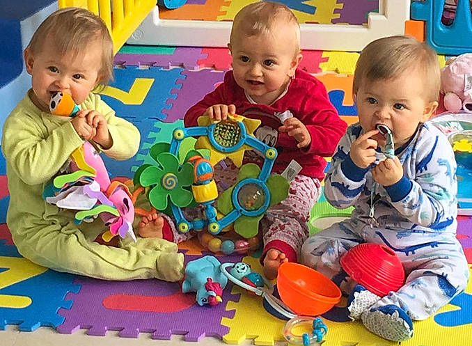 Luna Mila Et Sohan a rejoint le concours — aidez-le/la à gagner de superbes lots ! adaptation, baby, baby_playing_with_toys, baby_toddler_clothing, blue, child, event, face, facial_expression, fun, happy, head, iris, kindergarten, leisure, person, sharing, sitting, toddler, toy