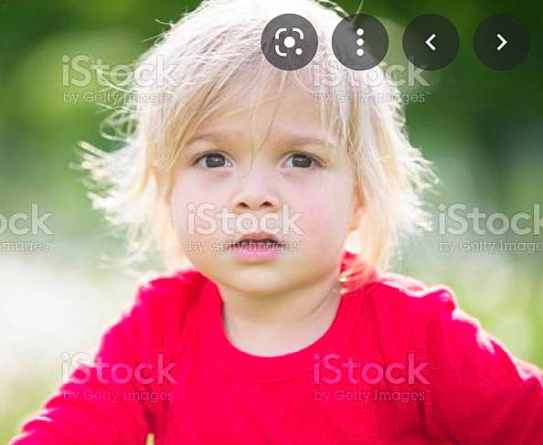 Maxime participe au concours pour gagner de l'argent avec cette photo : baby_toddler_clothing, bangs, blond, child, clothing, cool, eyebrow, eyelash, flash_photography, fun, goggles, grass, hairstyle, happy, lip, nose, people_in_nature, person, sleeve, t_shirt