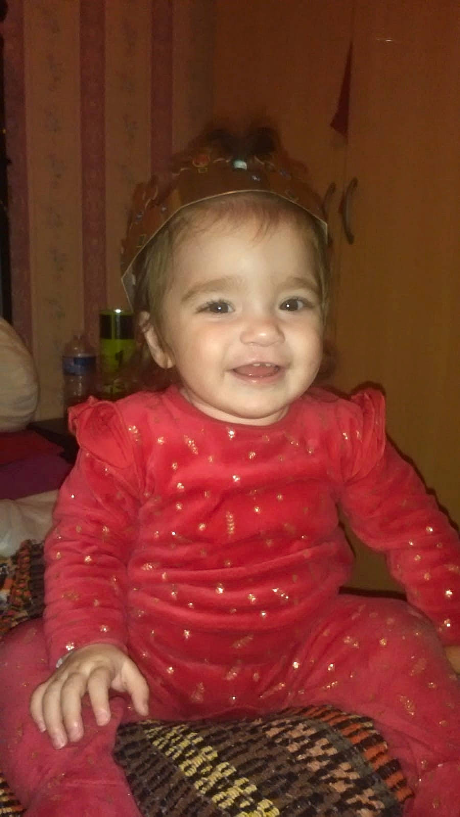 Aylin participe au concours pour gagner de l'argent avec cette photo : baby, cheek, child, eye, face, head, iris, joy, lip, person, play, sitting, skin, smile, toddler