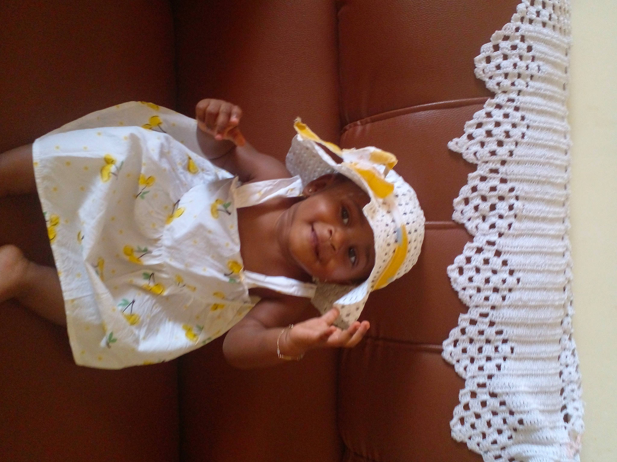 Ryhanna a rejoint le concours — aidez-le/la à gagner de superbes lots ! baby, baby_products, baby_toddler_clothing, child, comfort, fun, happy, hat, headwear, joy, pattern, person, room, sleeve, smile, toddler, wood