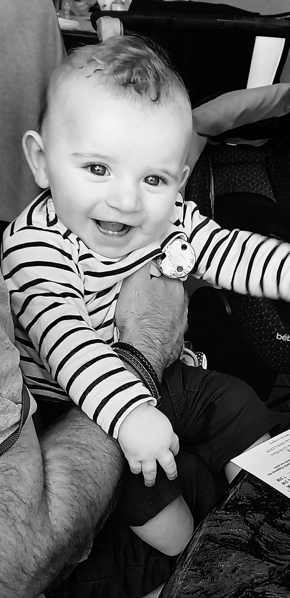 Thomas participe au concours pour gagner de l'argent avec cette photo : arm, black, black_and_white, cheek, facial_expression, flash_photography, gesture, hairstyle, hand, happy, iris, joy, leg, lip, person, photograph, skin, sleeve, smile, standing