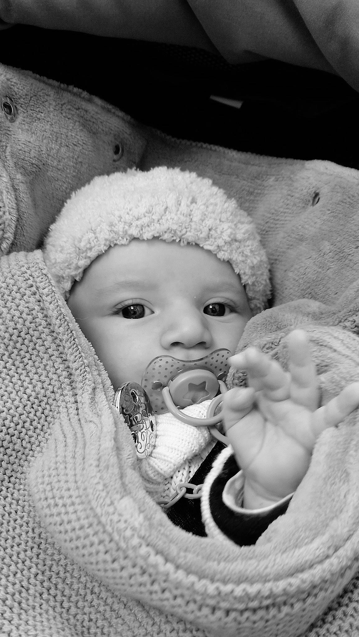Thomas participe au concours pour gagner de l'argent avec cette photo : baby, baby_products, baby_toddler_clothing, cheek, chin, comfort, event, eye, eyebrow, happy, head, headgear, headwear, iris, lip, monochrome, monochrome_photography, nose, person, skin