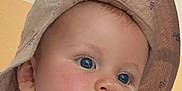 Ange participe au concours pour gagner de l'argent avec cette photo : baby, child, face, hat, blue_clothing, portrait, close_up, cute, indoors, headwear, young_child, skin, cheeks, eyes, expression, infant, person, fashion, casual, looking_away