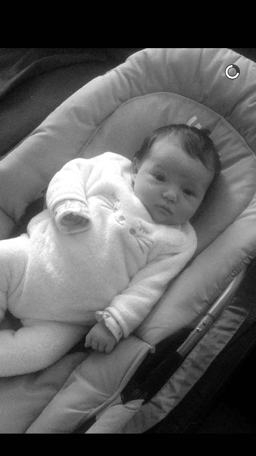 Pauline participe au concours pour gagner de l'argent avec cette photo : beauty, black, black_and_white, child, day, eye, face, forehead, head, infant, monochrome, monochrome_photography, nose, person, photograph, photography, skin, sleep, snapshot, white