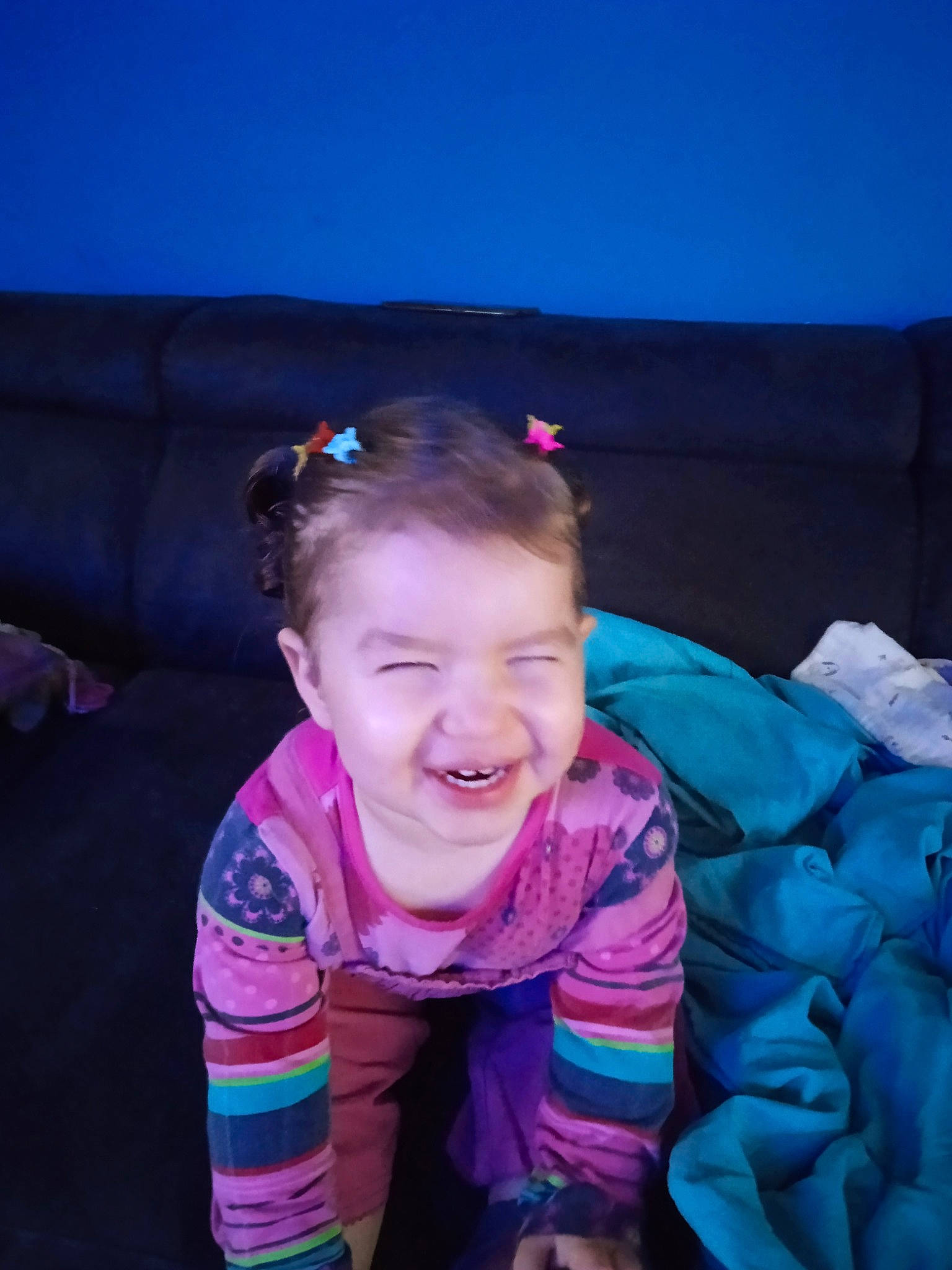 Maëssane participe au concours pour gagner de l'argent avec cette photo : audio_equipment, child, comfort, cool, couch, electric_blue, eye, flash_photography, fun, happy, human_body, joy, leisure, magenta, mouth, person, purple, sitting, sky, smile