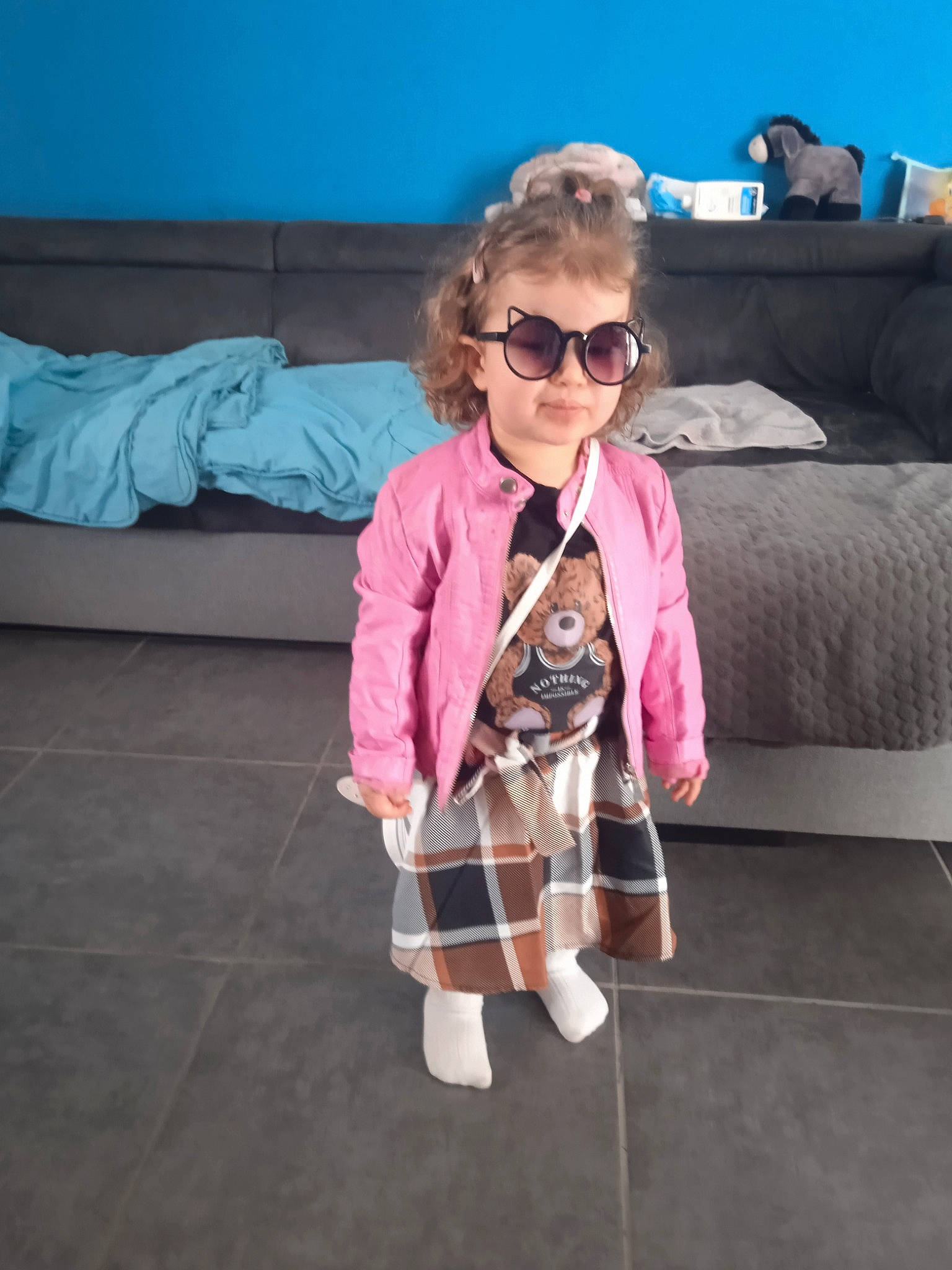 Maëssane a rejoint le concours — aidez-le/la à gagner de superbes lots ! baby_toddler_clothing, child, eyewear, fashion_accessory, fashion_design, fawn, glasses, goggles, jacket, magenta, outerwear, pattern, person, pink, plaid, sleeve, sunglasses, tartan, toddler, toy