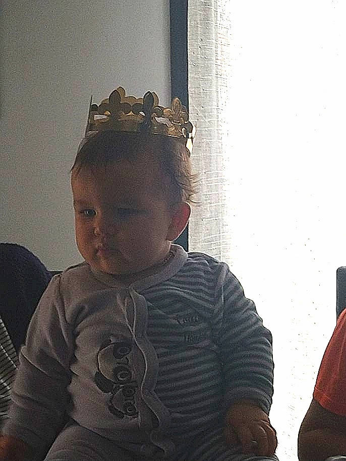 Maëssane participe au concours pour gagner de l'argent avec cette photo : cloud, cool, drinkware, eyewear, fashion_accessory, flash_photography, fun, happy, headband, headpiece, metal, neck, person, personal_protective_equipment, room, selfie, sitting, t_shirt, tints_and_shades, toddler