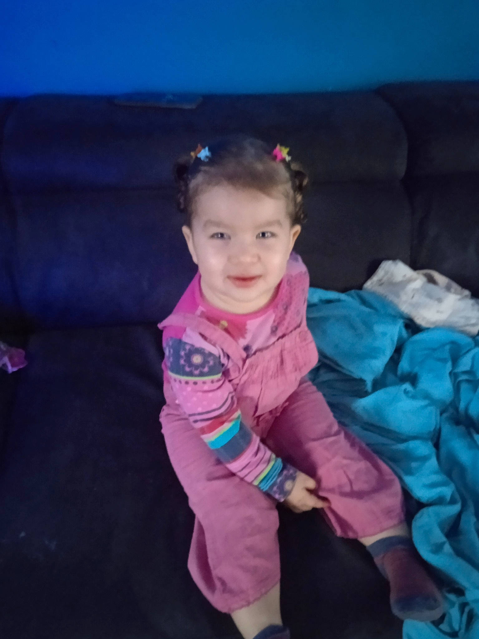 Maëssane a rejoint le concours — aidez-le/la à gagner de superbes lots ! baby, baby_toddler_clothing, child, comfort, electric_blue, eye, flash_photography, fun, happy, human_body, joy, leisure, magenta, person, pink, purple, recreation, sitting, sleeve, smile