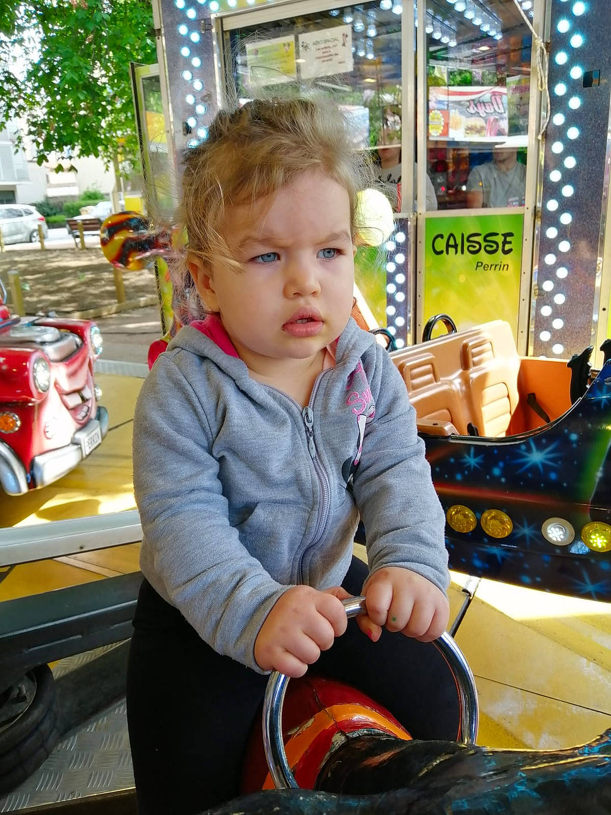 Maëssane a rejoint le concours — aidez-le/la à gagner de superbes lots ! amusement_ride, baby, baby_products, child, city, customer, fun, leisure, market, person, personal_protective_equipment, play, recreation, retail, sitting, toddler, toy_vehicle, transport, travel, vacation