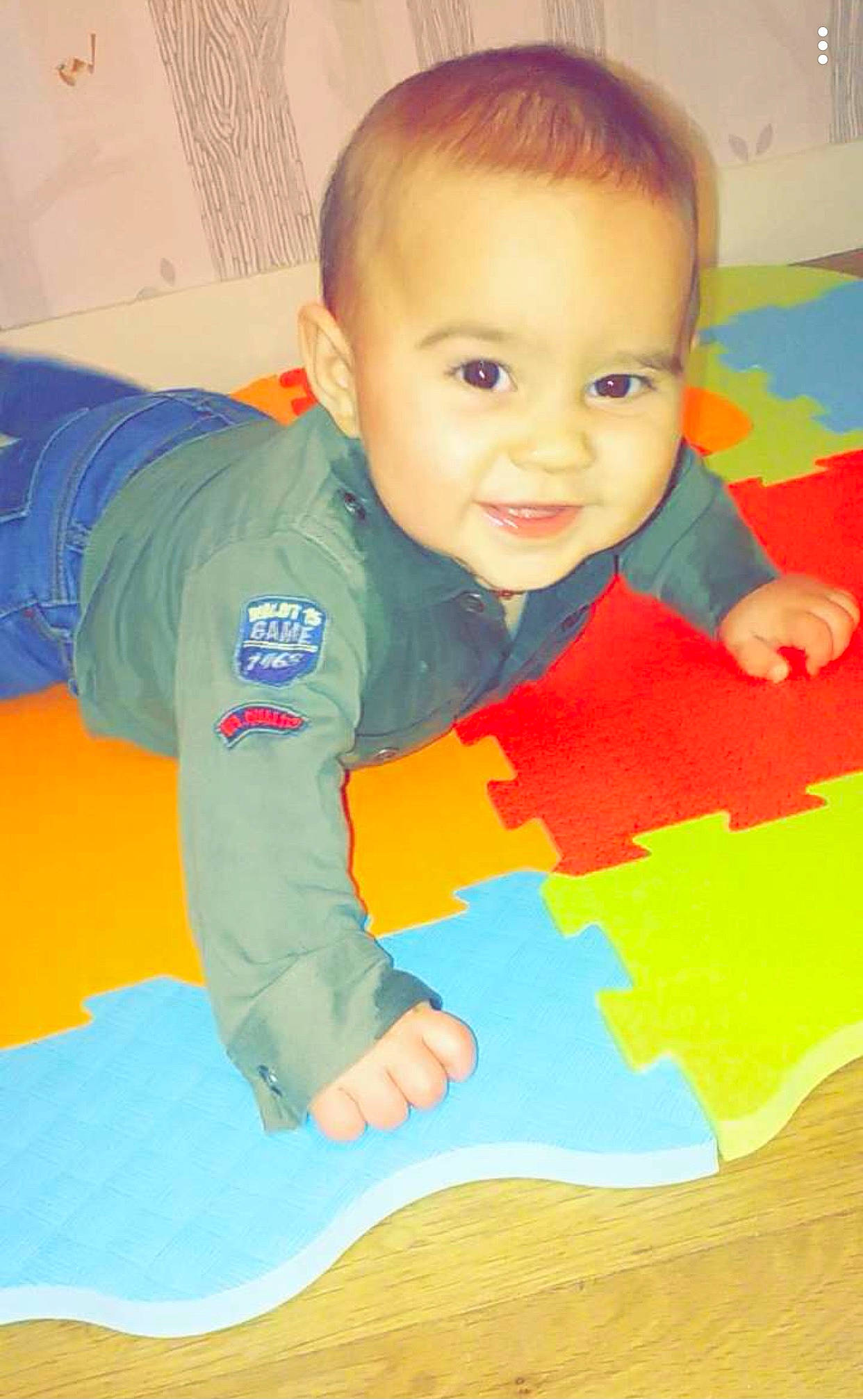 Kayden a rejoint le concours — aidez-le/la à gagner de superbes lots ! arm, baby, baby_toddler_clothing, cheek, child, finger, floor, flooring, fun, happy, human_body, nose, orange, person, play, skin, sleeve, smile, t_shirt, thumb