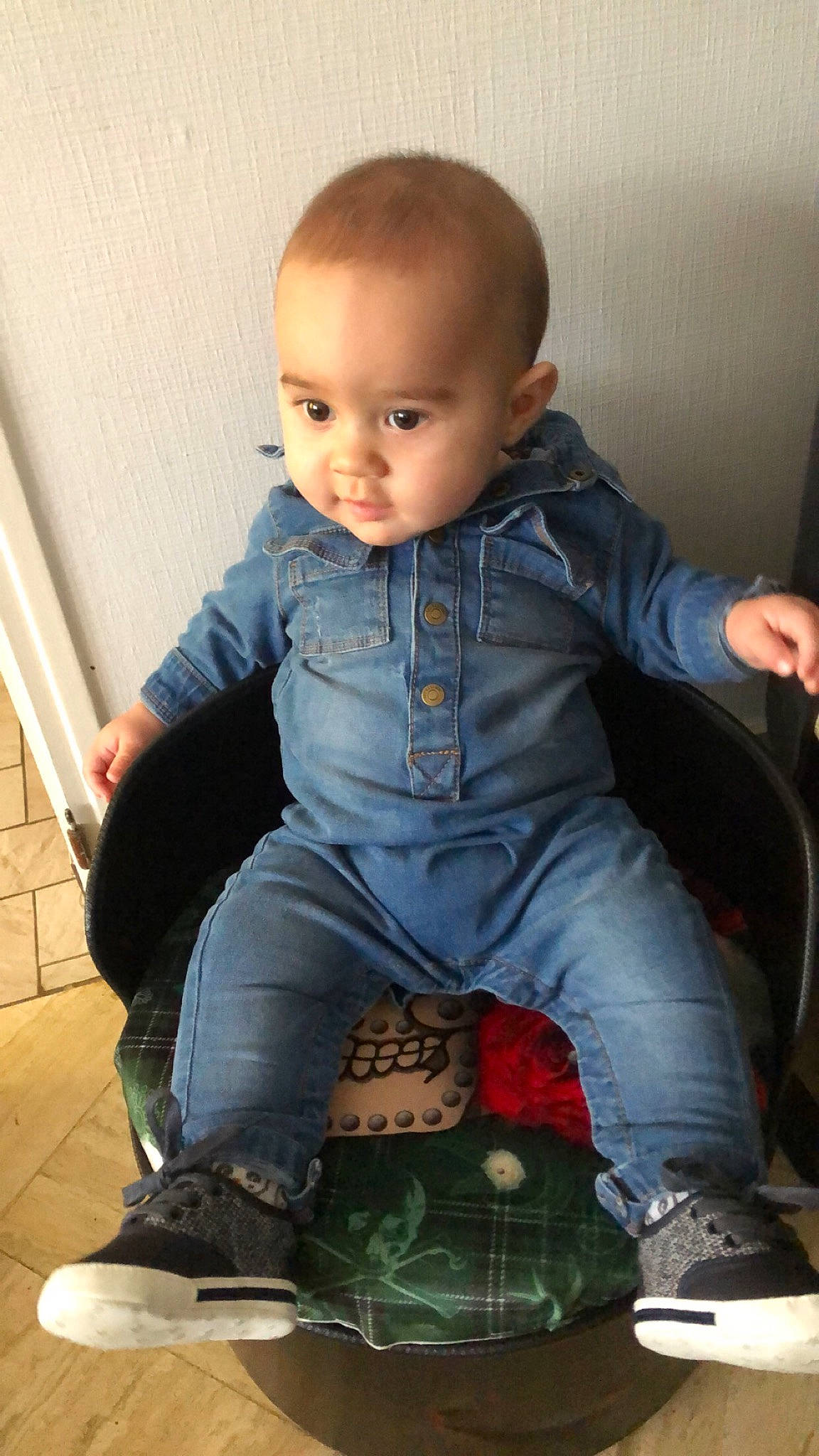 Kayden a rejoint le concours — aidez-le/la à gagner de superbes lots ! baby_toddler_clothing, chair, cheek, child, denim, electric_blue, finger, footwear, jeans, joint, knee, leg, lip, nose, pattern, person, sitting, skin, sleeve, sneakers